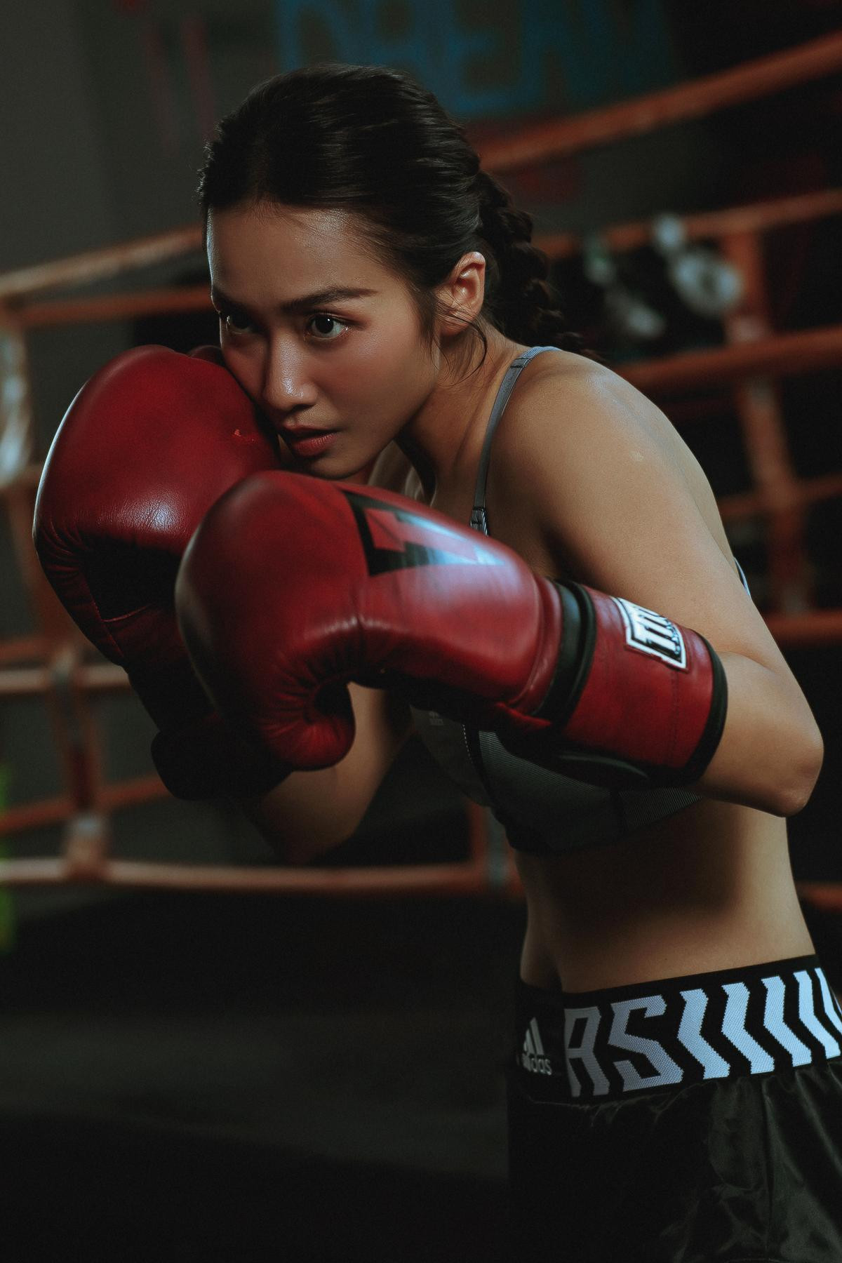 Khả Ngân cực ngầu trên sàn boxing, thần thái gai góc khác xa vẻ ngọt ngào thường thấy Ảnh 2