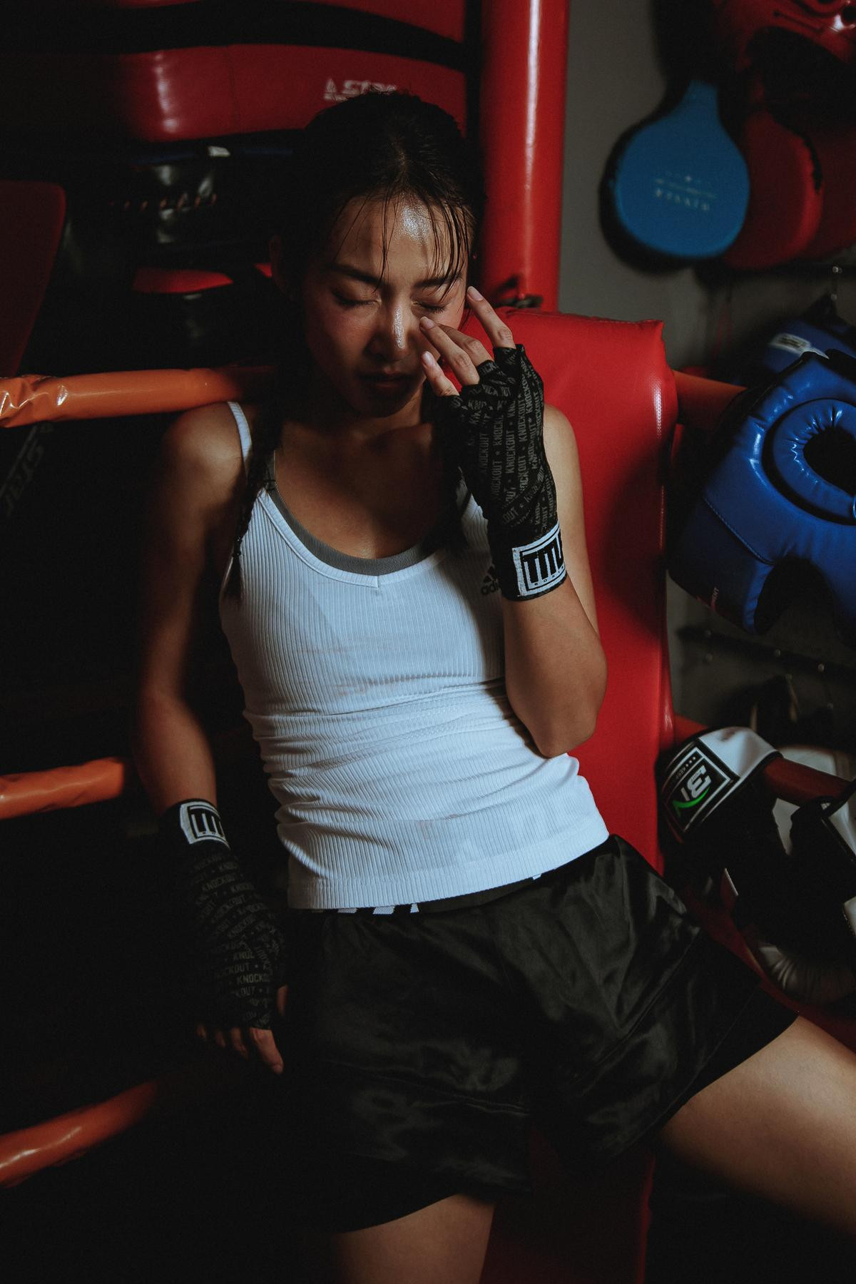 Khả Ngân cực ngầu trên sàn boxing, thần thái gai góc khác xa vẻ ngọt ngào thường thấy Ảnh 10