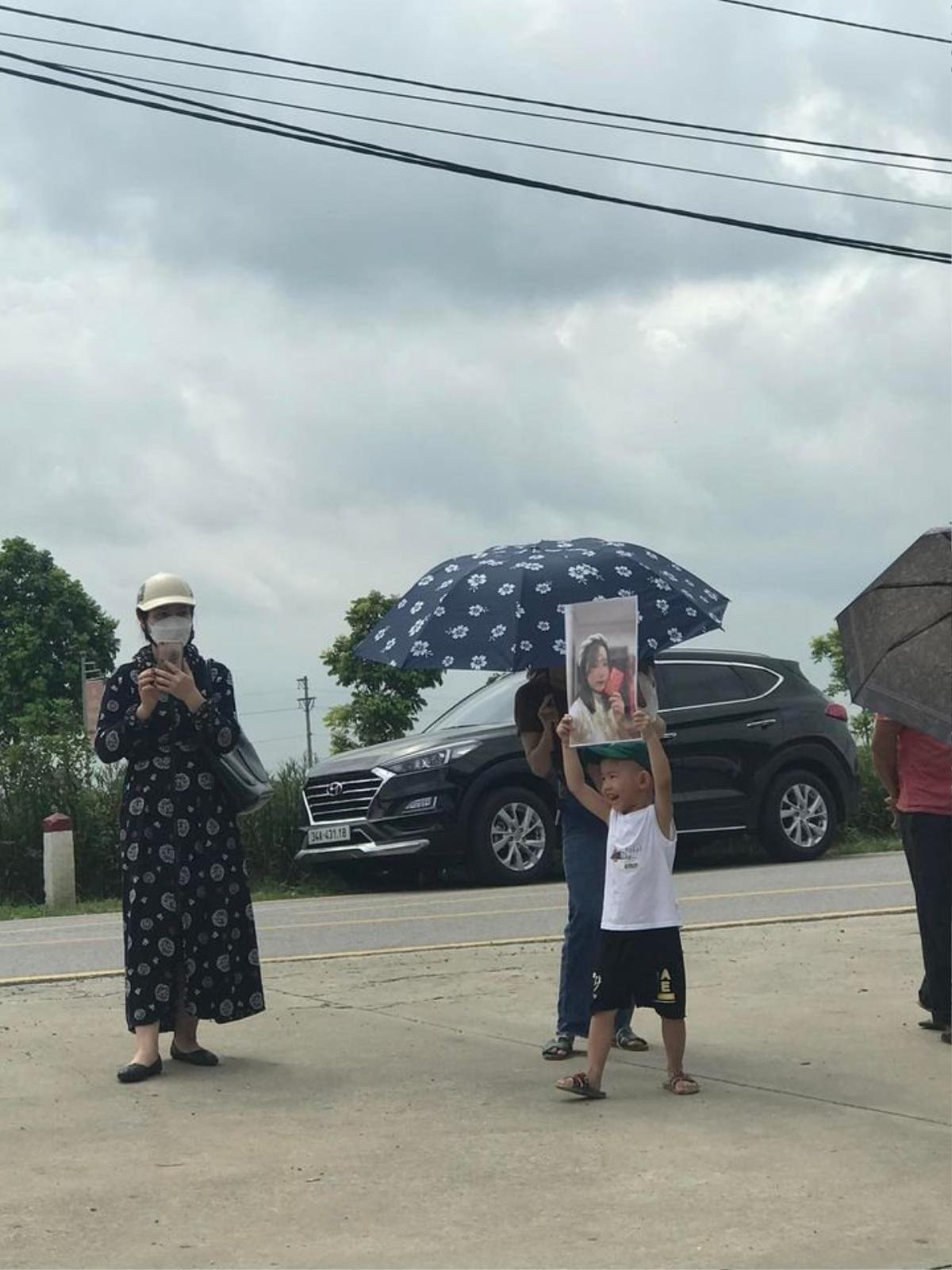 'Hộ tống' chị gái đi thi tốt nghiệp THPT, bé trai có loạt hành động 'cưng xỉu' Ảnh 3