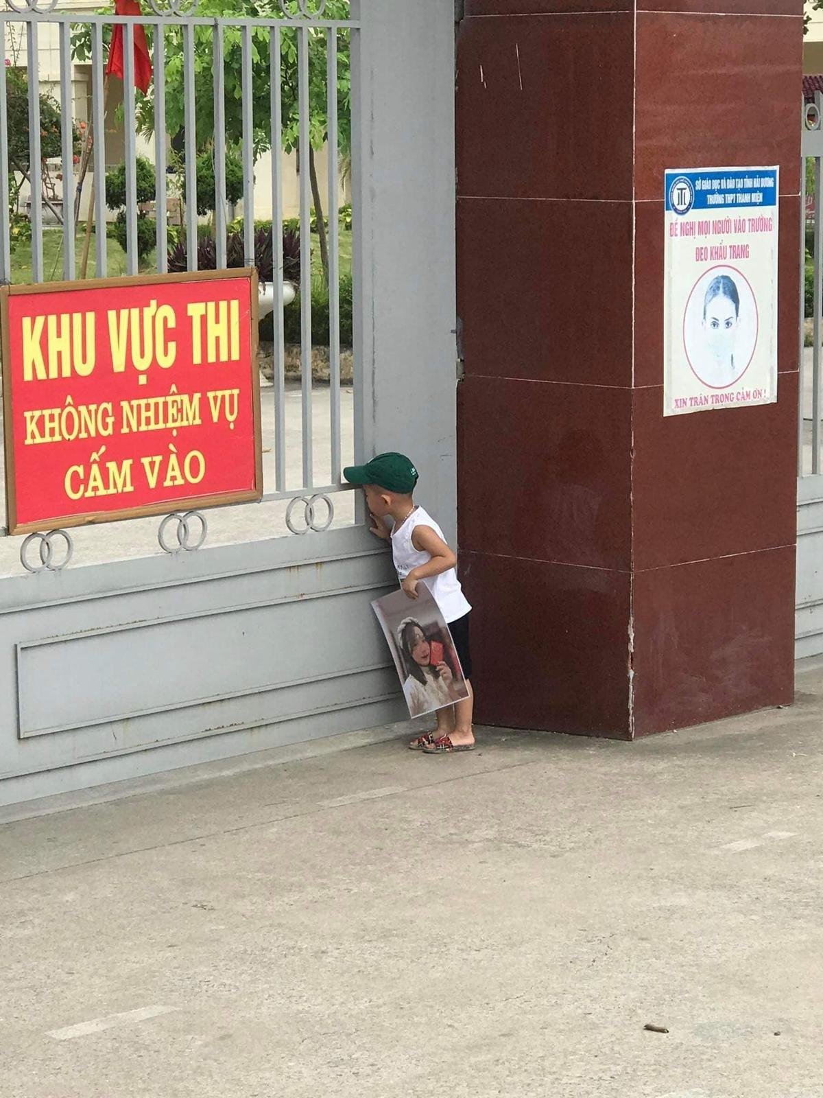 'Hộ tống' chị gái đi thi tốt nghiệp THPT, bé trai có loạt hành động 'cưng xỉu' Ảnh 4