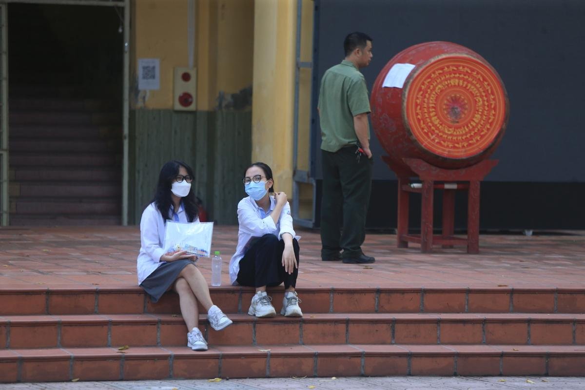 'Hộ tống' chị gái đi thi tốt nghiệp THPT, bé trai có loạt hành động 'cưng xỉu' Ảnh 1