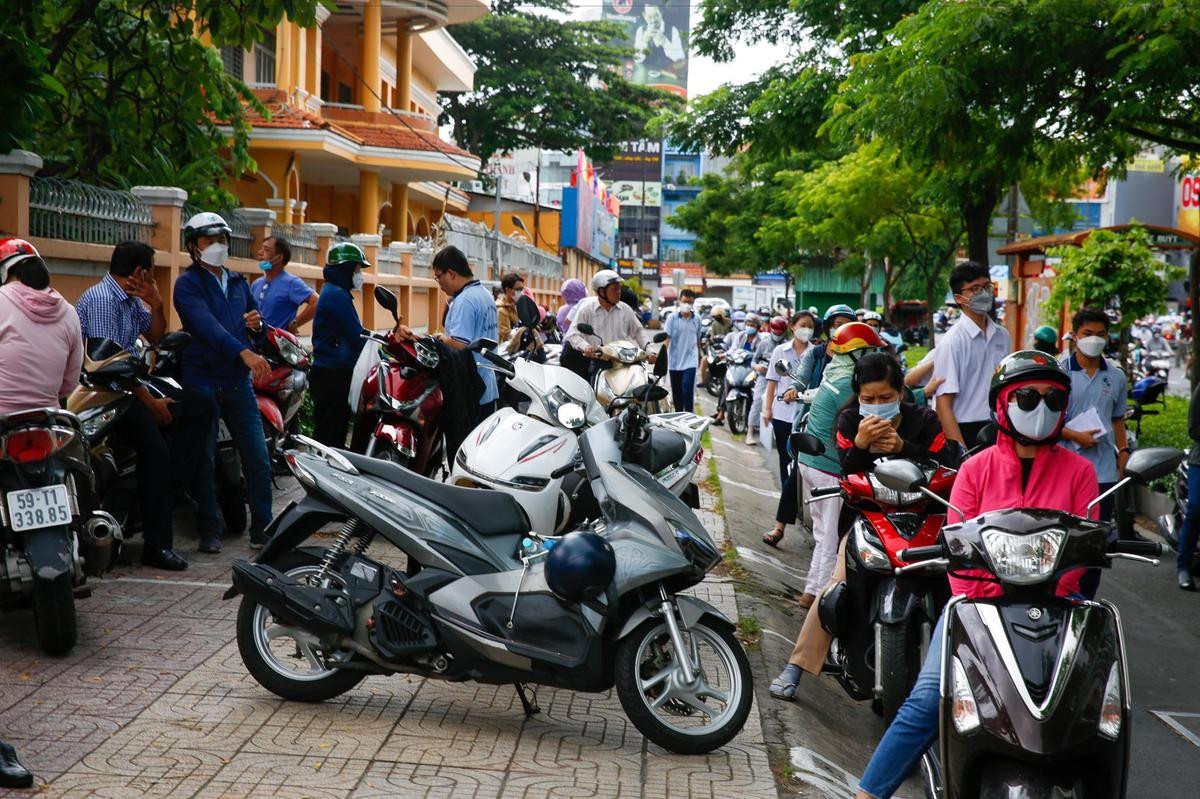 Sĩ tử chính thức bước vào làm bài thi môn Toán, liệu có 'mưa' điểm 10? Ảnh 8