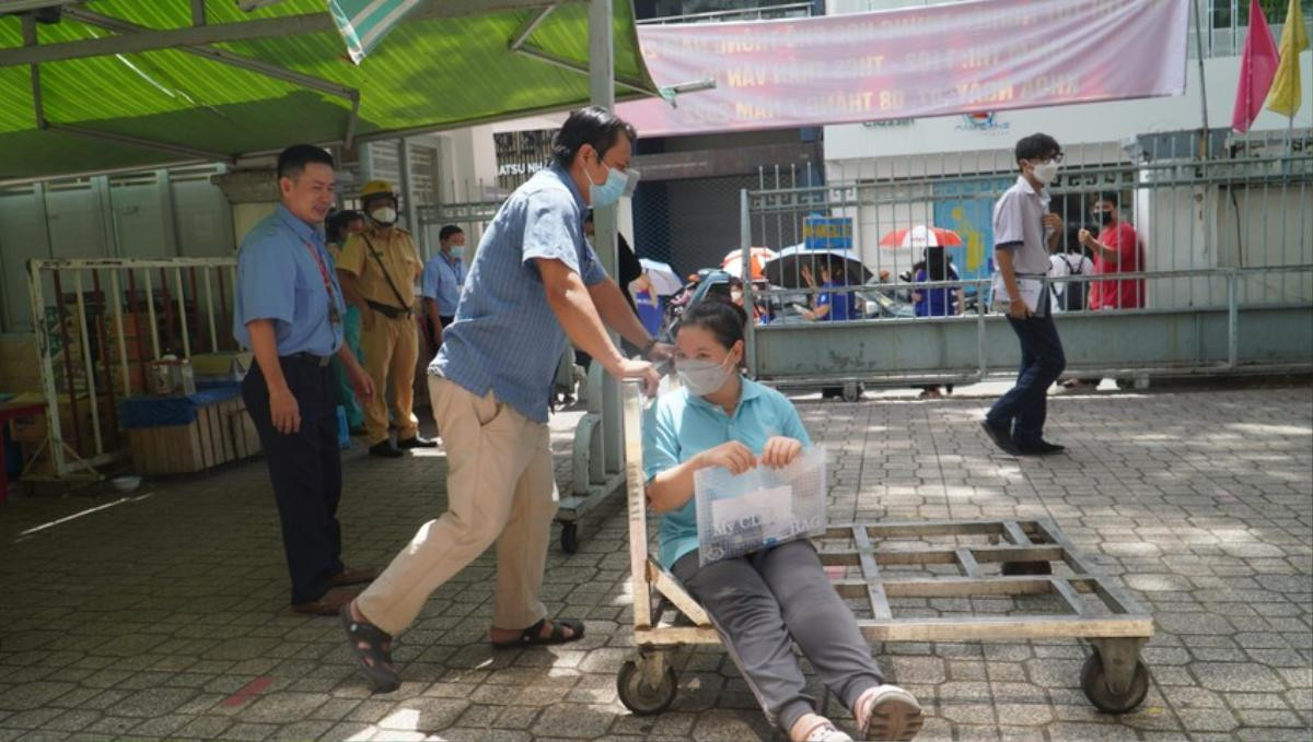 Thi tốt nghiệp THPT: Nữ sinh gặp tai nạn ngay hôm làm thủ tục, được thầy cô tận tình dìu lên phòng thi Ảnh 3