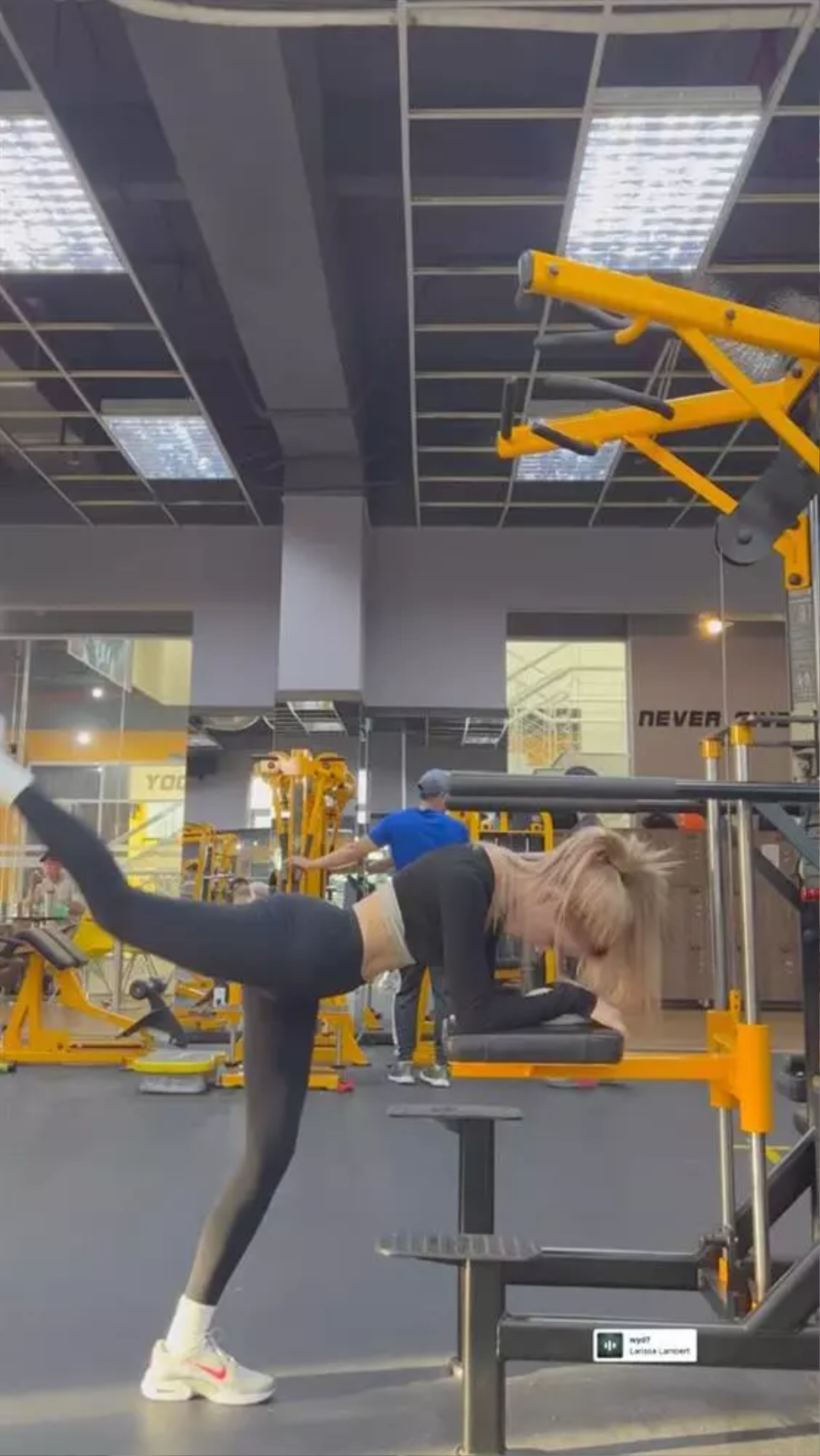 Thiều Bảo Trâm khiến fan 'xỉu ngang' khi khoe cơ bụng cuồn cuộn tại phòng gym Ảnh 1