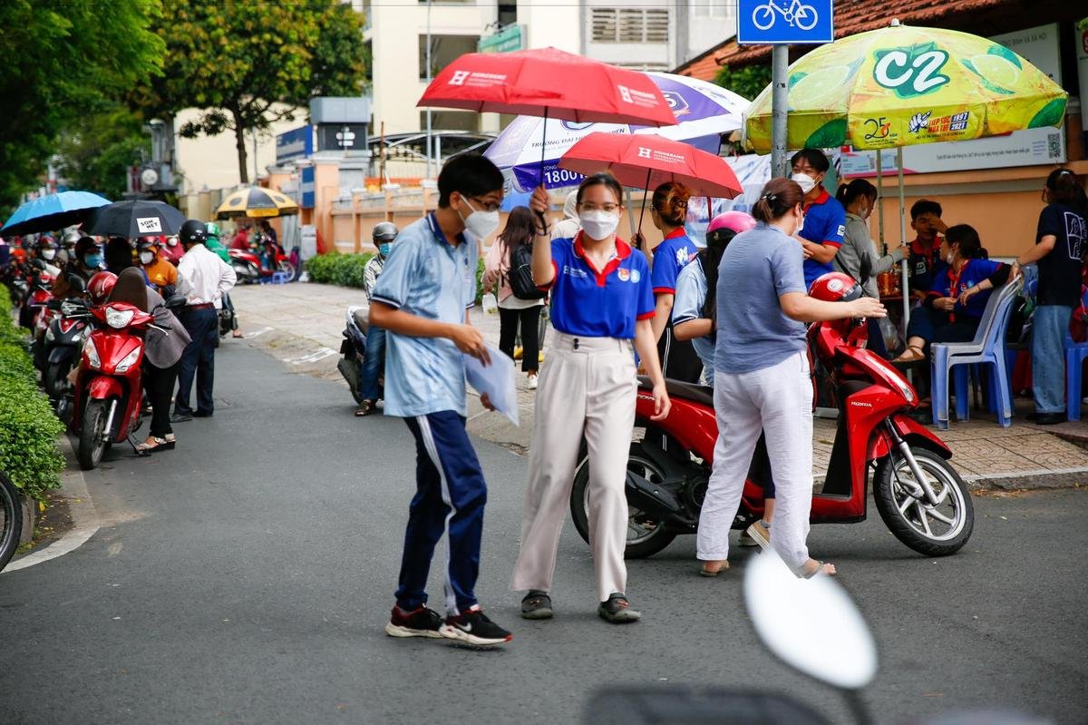 Kết thúc môn thi cuối cùng, nam sinh mạnh dạn: 'Em làm đúng hết 50 câu, chắc chắn được 10 điểm' Ảnh 10