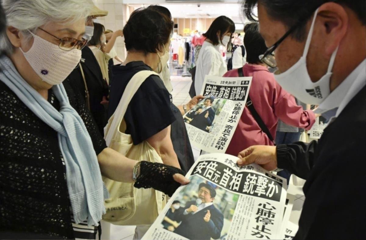 Vì sao vụ ám sát cựu Thủ tướng Shinzo Abe 'sẽ thay đổi Nhật Bản mãi mãi'? Ảnh 2