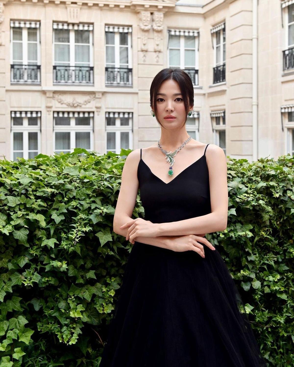 Song Hye Kyo vô tình để lộ đôi chân ngắn ngủn vì bộ đồ phản chủ, netizen chê không bằng Son Ye Jin Ảnh 1