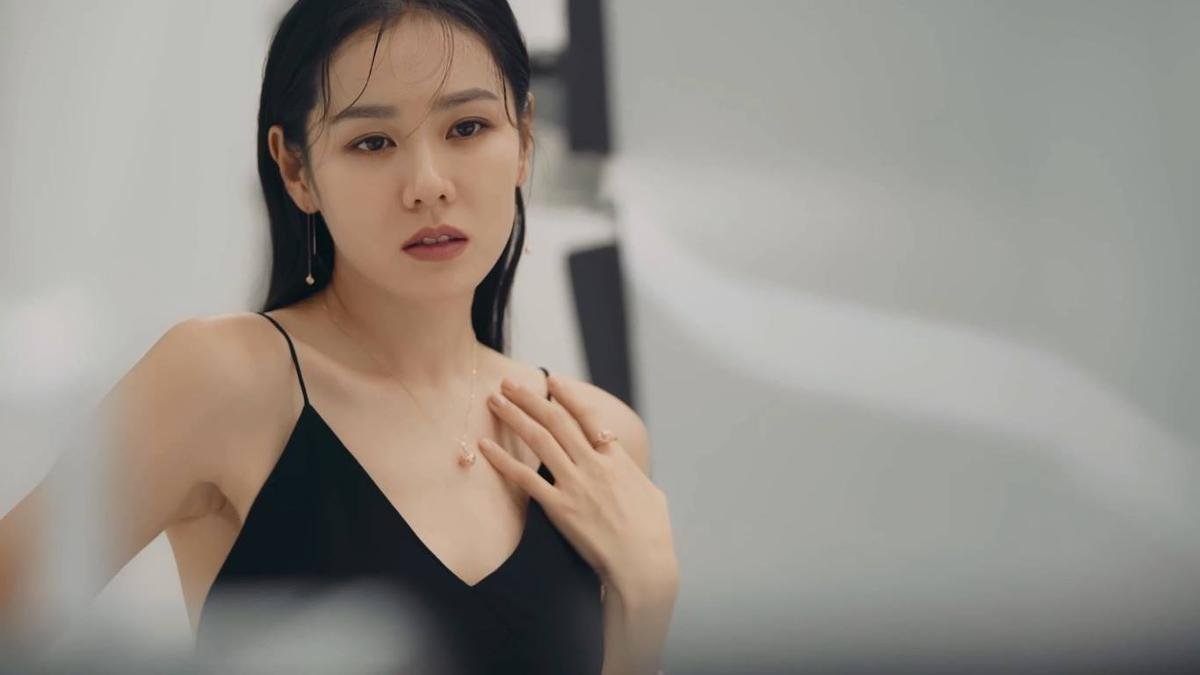 Song Hye Kyo vô tình để lộ đôi chân ngắn ngủn vì bộ đồ phản chủ, netizen chê không bằng Son Ye Jin Ảnh 6