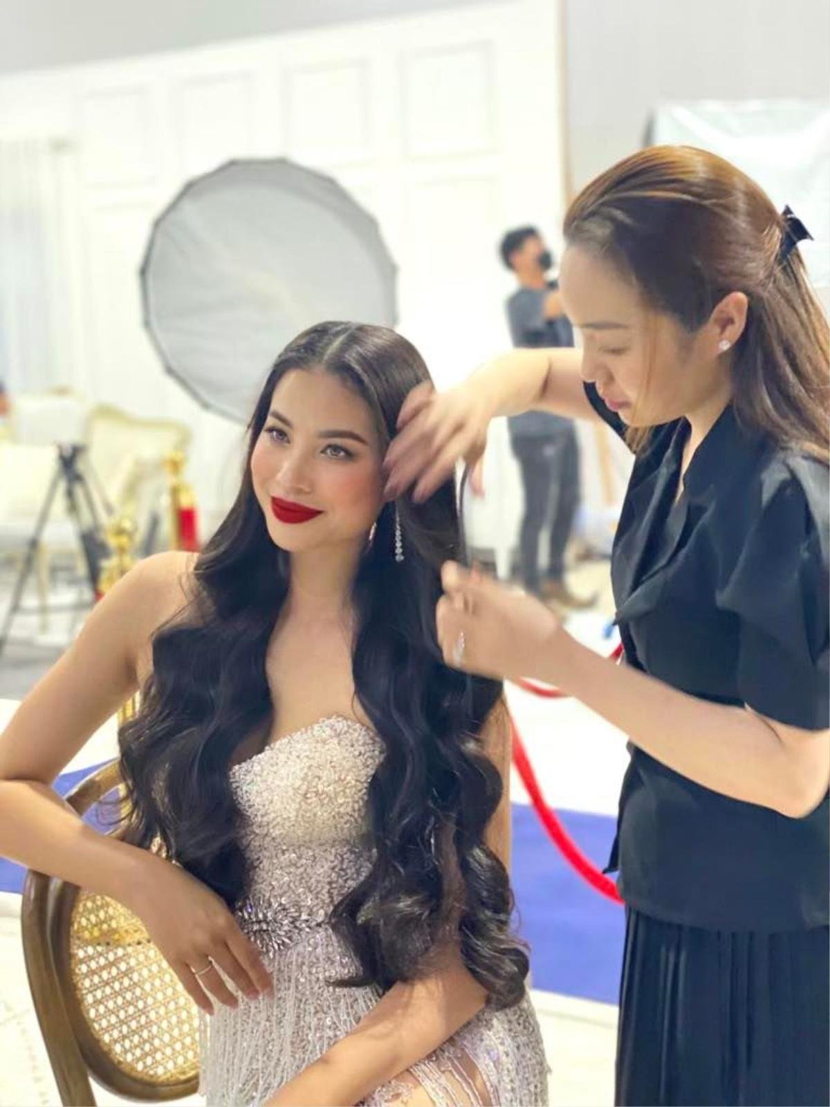 Hoa hậu Phạm Hương đánh son đỏ hệt lúc thi Miss Universe, fan khen đẹp như cô dâu Ảnh 1