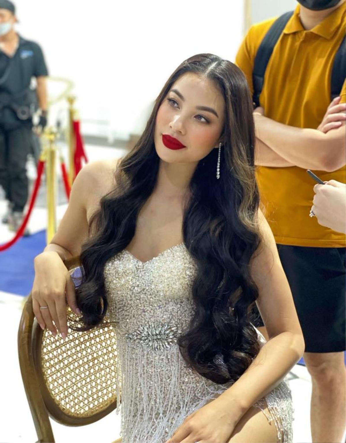 Hoa hậu Phạm Hương đánh son đỏ hệt lúc thi Miss Universe, fan khen đẹp như cô dâu Ảnh 2