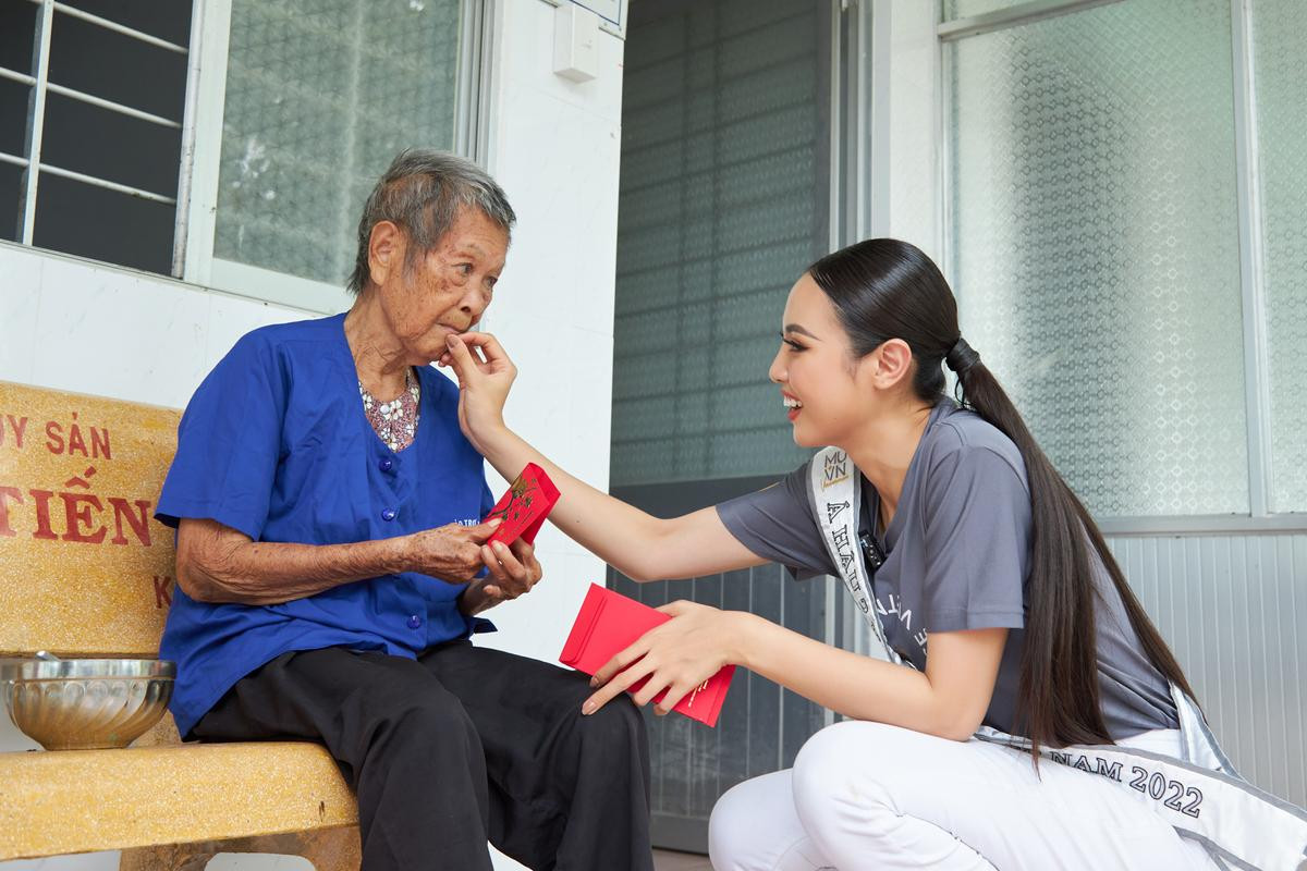 Á hậu Thủy Tiên trích 20 triệu đồng tiền thưởng làm từ thiện Ảnh 10