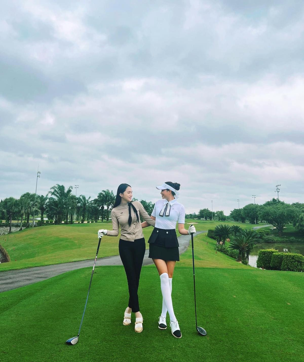 Hoa hậu Phạm Hương đọ sắc với Hương Giang trên sân golf, đập tan tin đồn 'cạch mặt' Ảnh 2