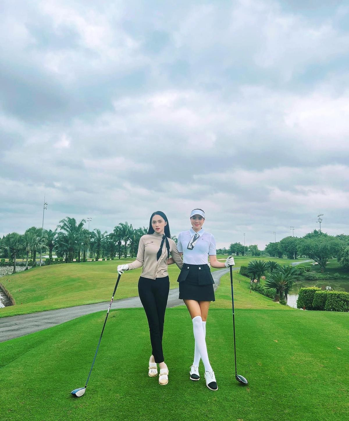 Hoa hậu Phạm Hương đọ sắc với Hương Giang trên sân golf, đập tan tin đồn 'cạch mặt' Ảnh 1