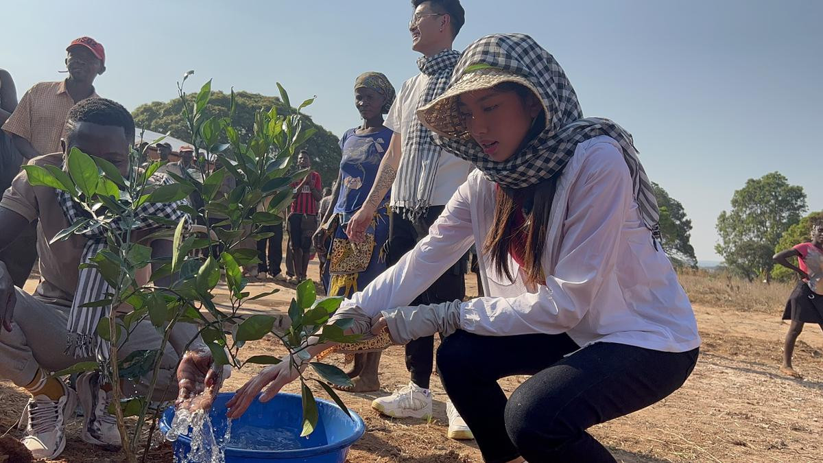 Hoa hậu Thùy Tiên làm từ thiện tại Angola: Nụ cười Miss Grand hòa cùng niềm vui của dân nghèo Ảnh 3