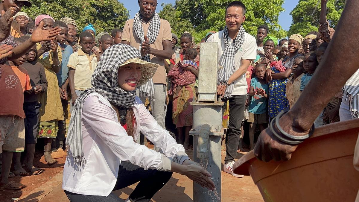 Hoa hậu Thùy Tiên làm từ thiện tại Angola: Nụ cười Miss Grand hòa cùng niềm vui của dân nghèo Ảnh 6