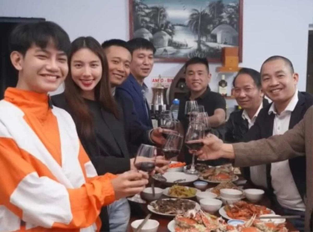 Hoa hậu Thùy Tiên ăn tiệc cùng Quang Linh Vlog, đẹp đôi thế nào mà netizens cứ ngỡ là 'tiệc báo hỷ'? Ảnh 2