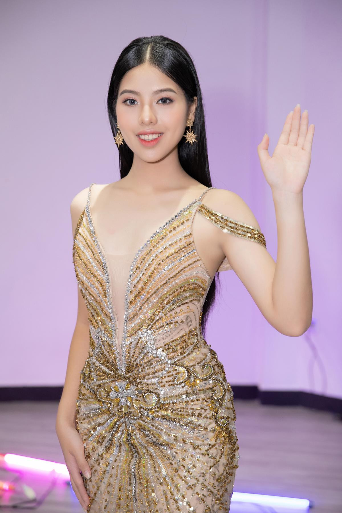 Miss Supranational 2013 nhận lời làm HLV catwalk cho đại diện Việt Nam tại Miss Teen International Ảnh 2