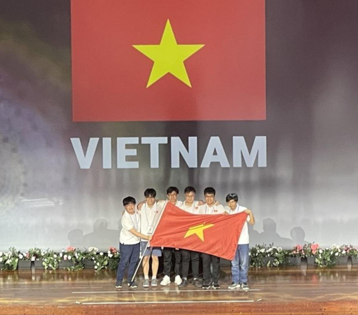 6/6 học sinh Việt Nam đều đoạt giải tại Olympic Toán học quốc tế năm 2022 Ảnh 1