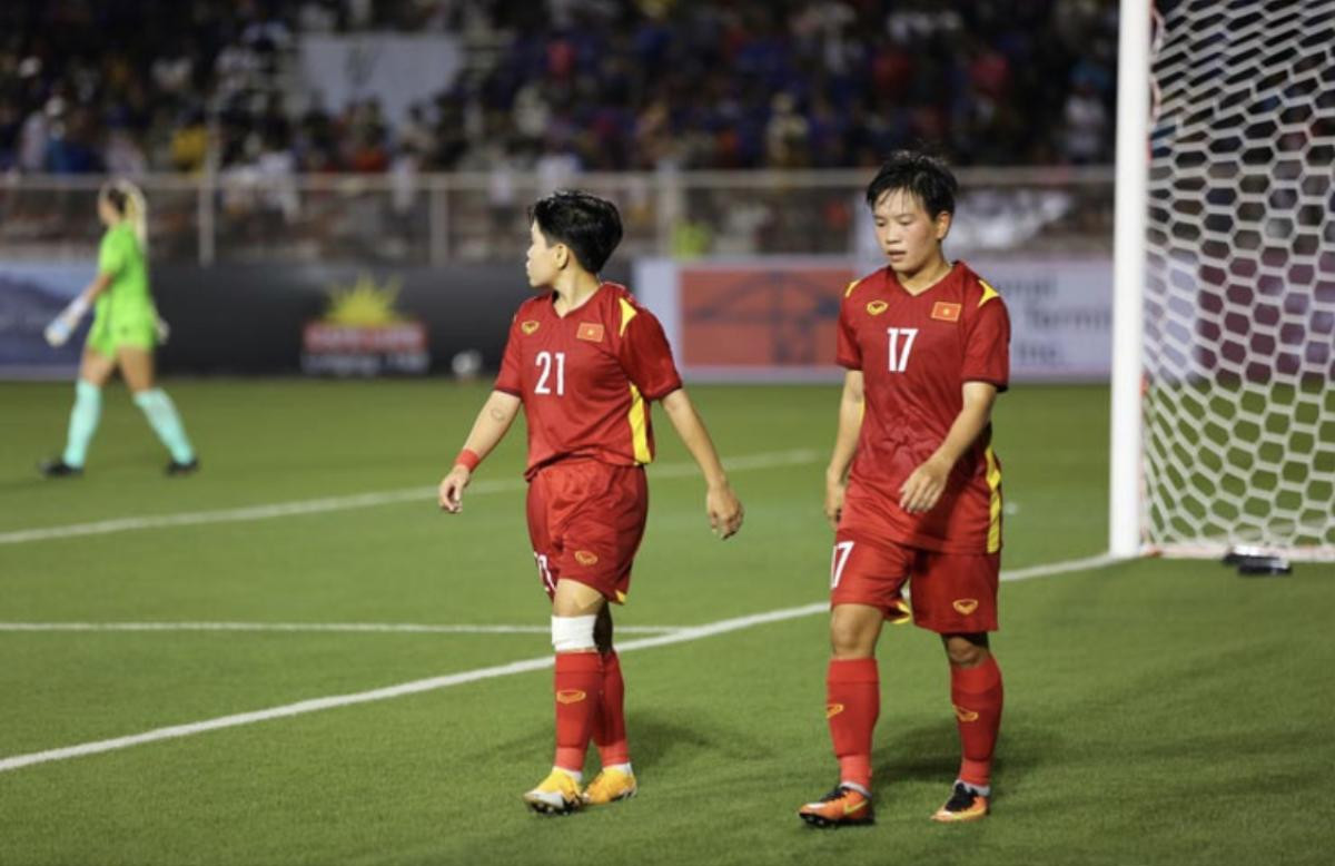 Đá trên sân cỏ nhân tạo, tuyển nữ Việt Nam thua đậm Philippines 0-4 ở bán kết AFF Cup 2022 Ảnh 2