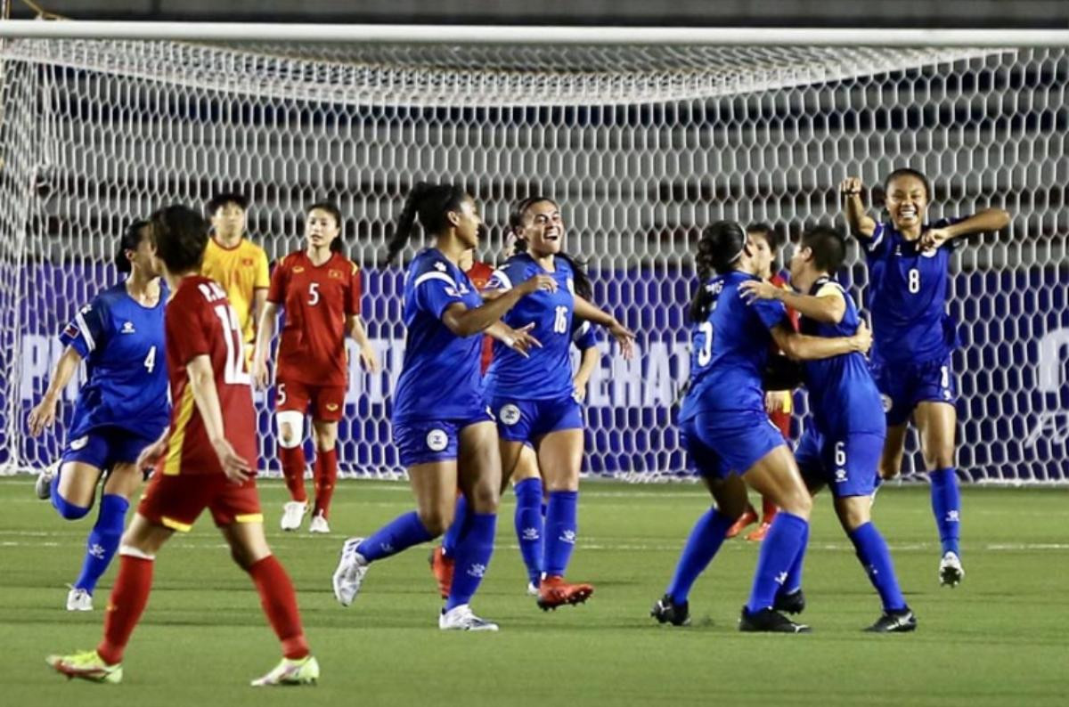 Đá trên sân cỏ nhân tạo, tuyển nữ Việt Nam thua đậm Philippines 0-4 ở bán kết AFF Cup 2022 Ảnh 1