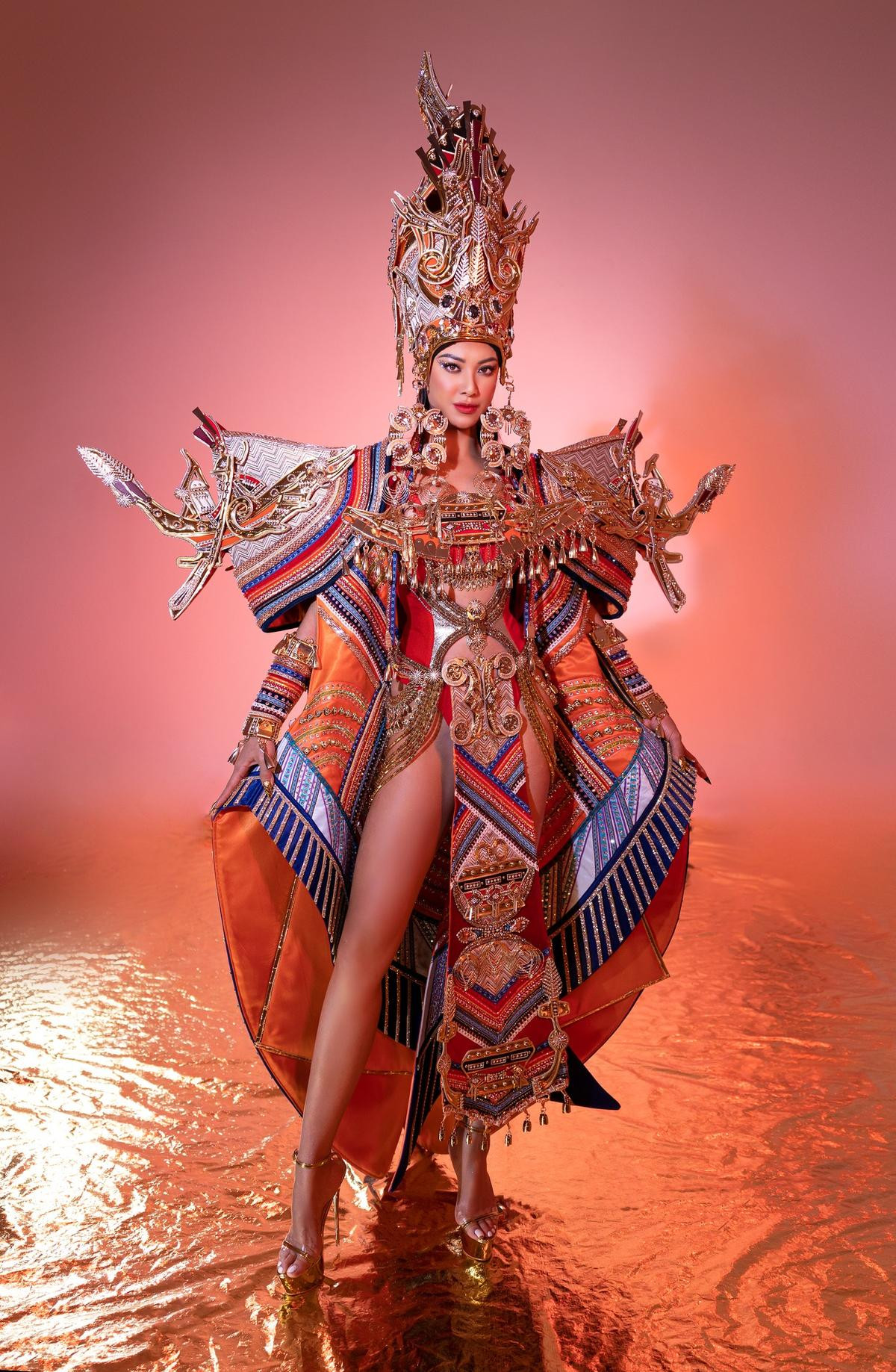 Kim Duyên thăng hoa khi diễn National Costume: Sân khấu trơn trượt hay dốc không là vấn đề Ảnh 1