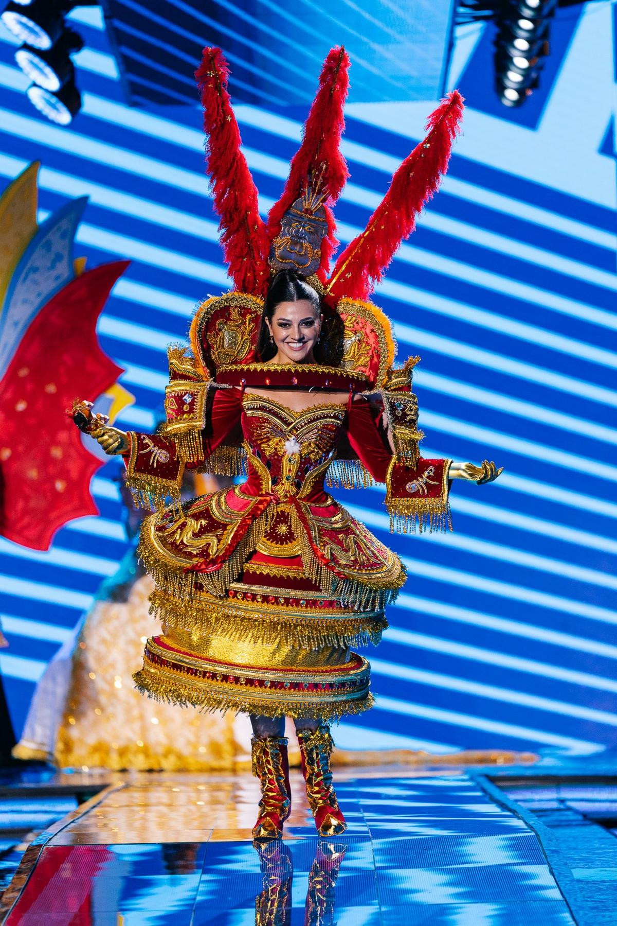 Kim Duyên thăng hoa khi diễn National Costume: Sân khấu trơn trượt hay dốc không là vấn đề Ảnh 4