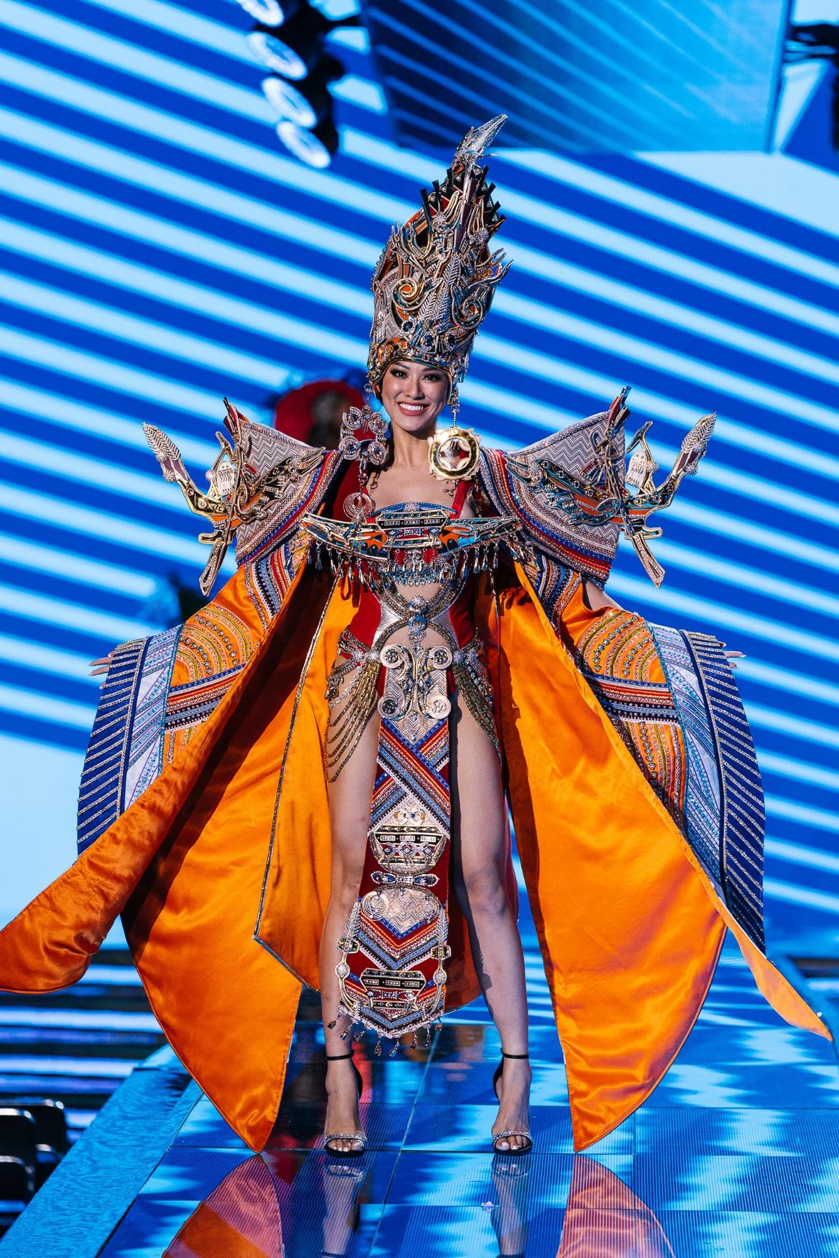 Kim Duyên thăng hoa khi diễn National Costume: Sân khấu trơn trượt hay dốc không là vấn đề Ảnh 2