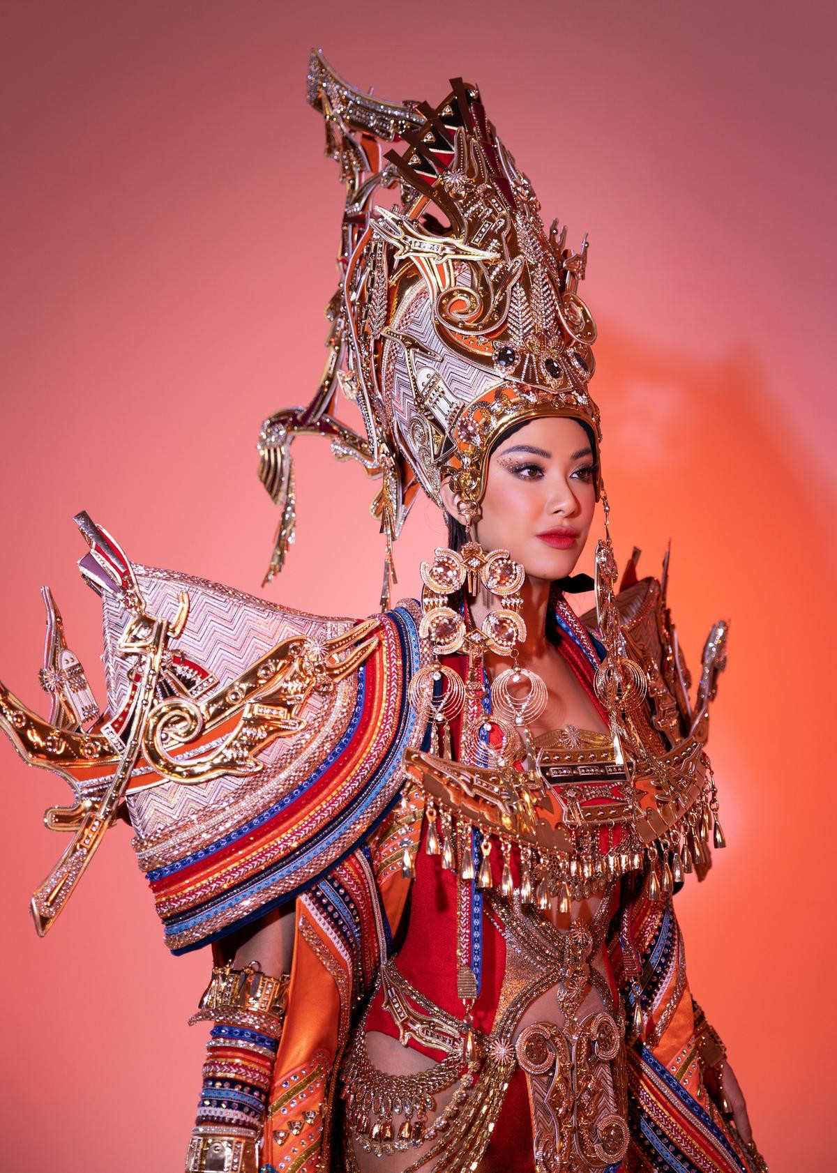 Trang phục dân tộc đẹp mắt nhưng Kim Duyên lại bị Miss Supranational ghẻ lạnh, xuất hiện vỏn vẹn vài giây Ảnh 3