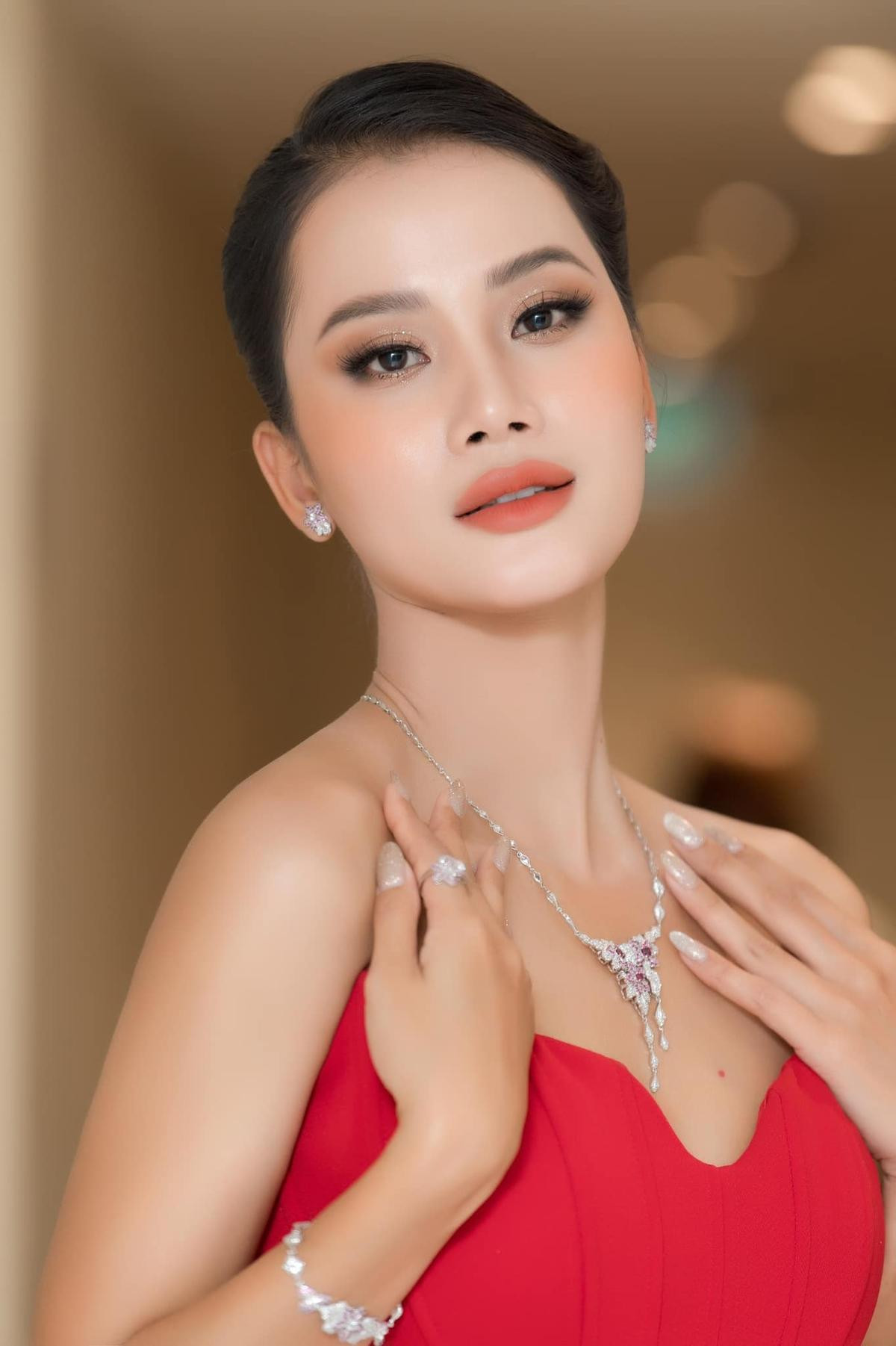 'Chiến thần' Hương Ly hậu Miss Universe Vietnam: Miss búi tóc được khuyên tiếp tục thi hoa hậu Ảnh 2