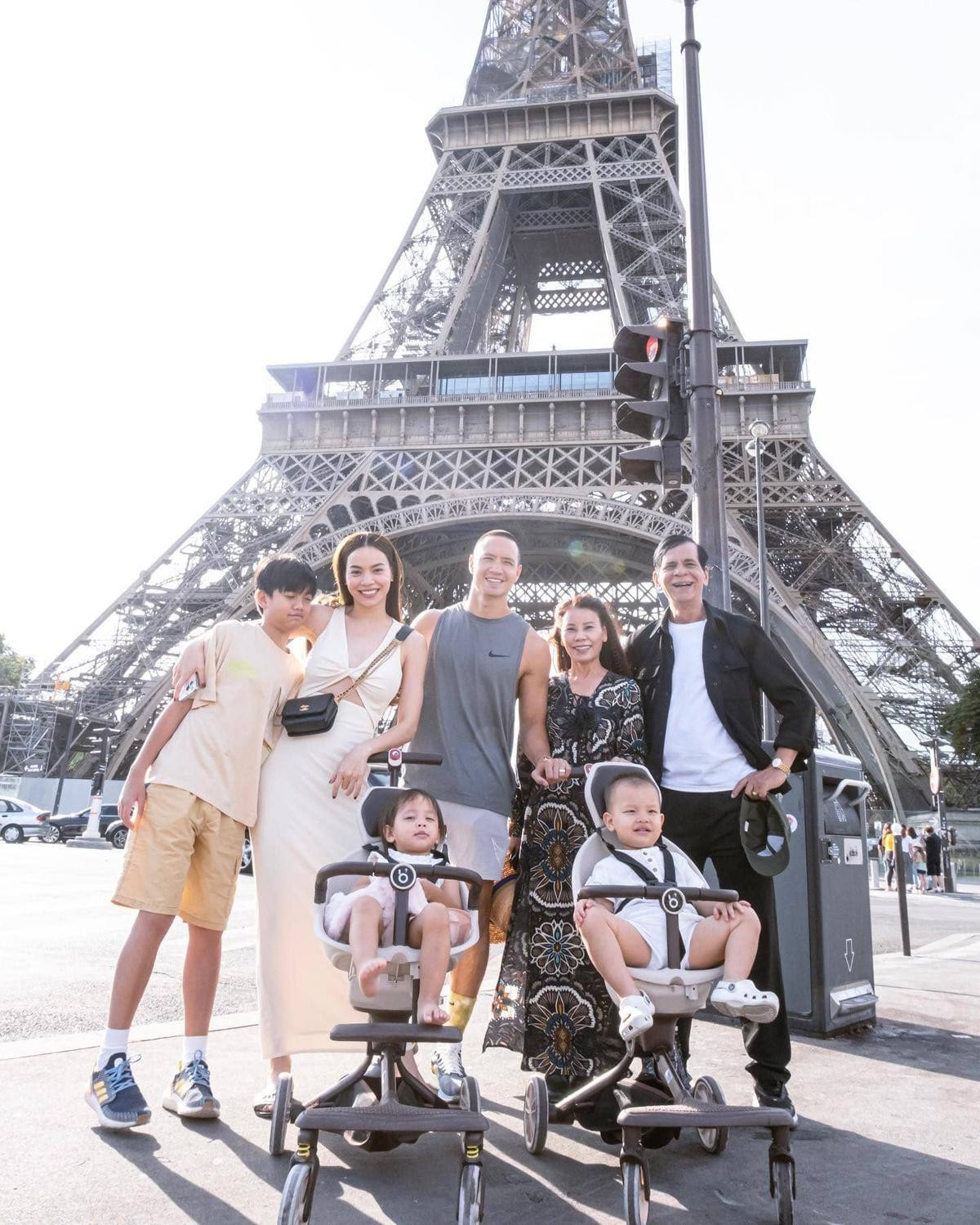 Hồ Ngọc Hà cùng đại gia đình 'thả dáng' dưới tháp Eiffel, 'trộm vía' cặp sinh đôi ngoan ngoãn 'hợp tác' Ảnh 2