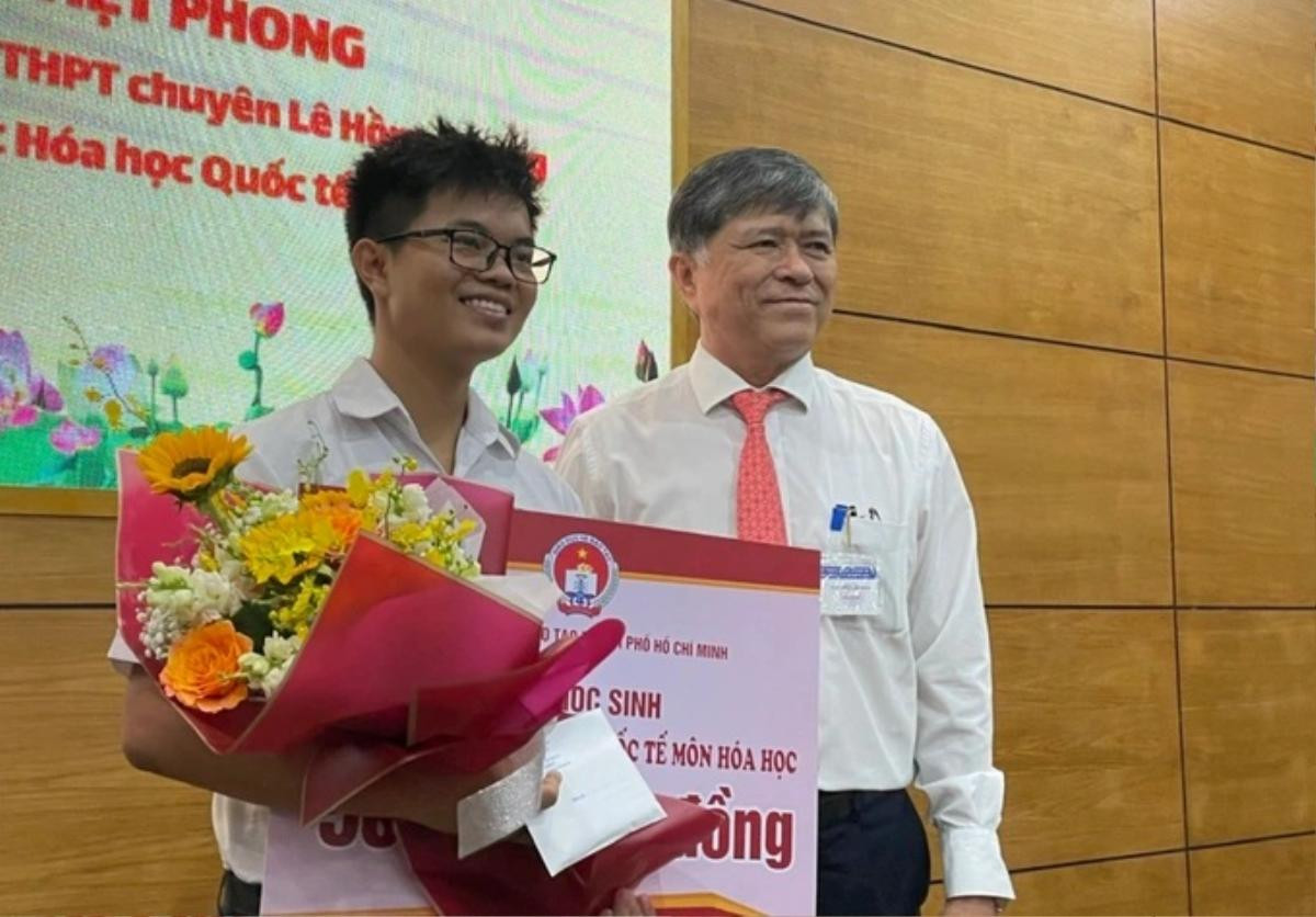 Sở GD&ĐT TP.HCM thưởng nóng cho nam sinh đoạt huy chương vàng Olympic Hoá học quốc tế Ảnh 1