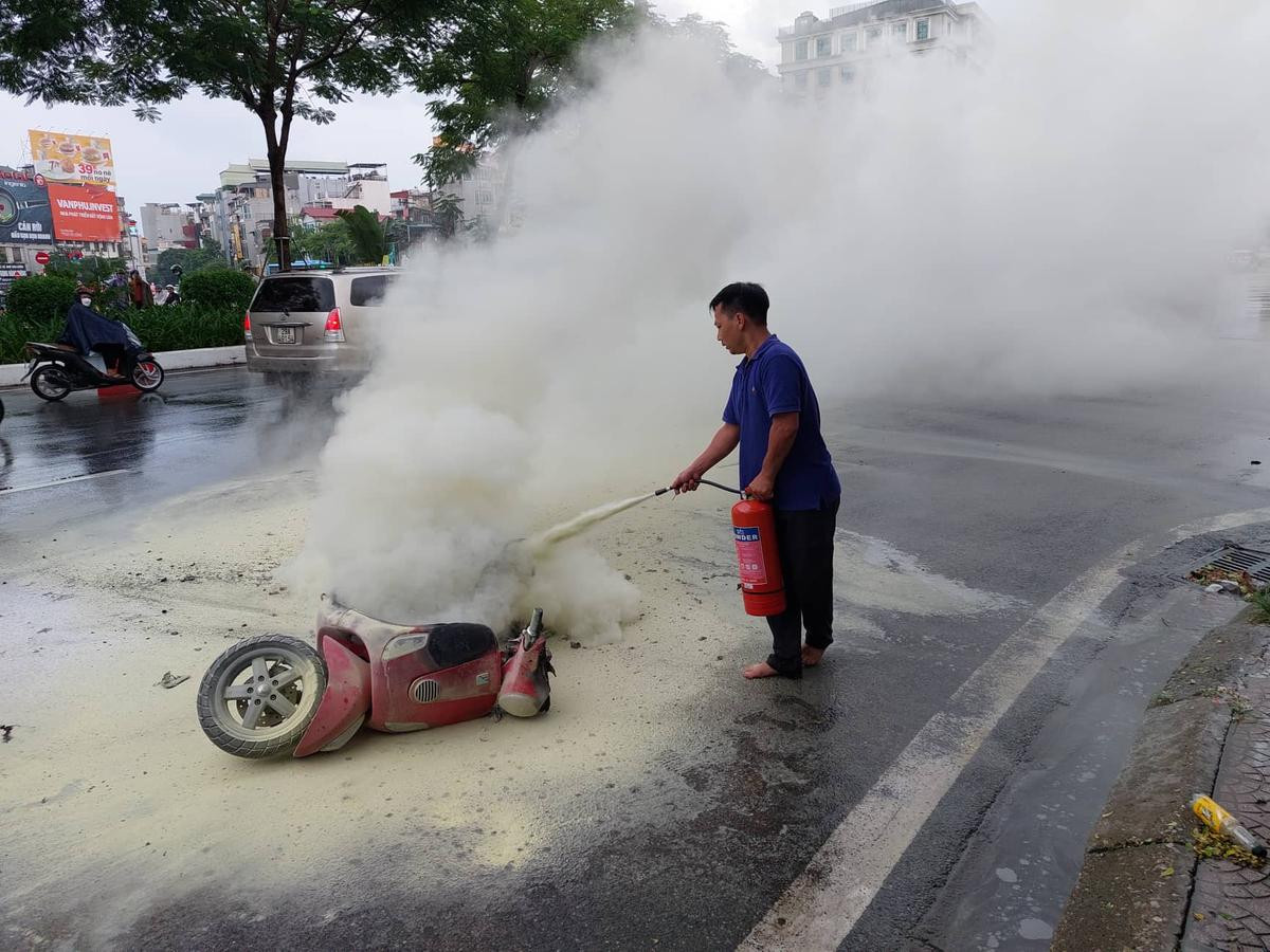 Đang di chuyển trên đường, xe máy bất ngờ cháy rụi giữa trời mưa lớn ở Hà Nội Ảnh 1