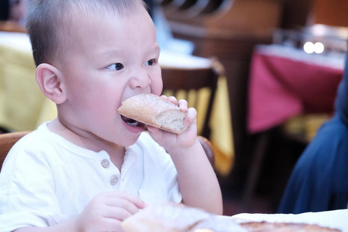 Anh hai Subeo trổ tài 'phó nháy', bắt trọn loạt khoảnh khắc đáng yêu của Leon bên trời Tây Ảnh 3