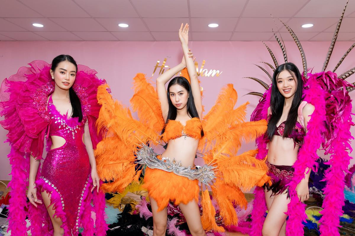 Thí sinh hoa hậu diện bikini, đeo cánh, nhìn ngỡ xem show nội y của Victoria's Secret Ảnh 2