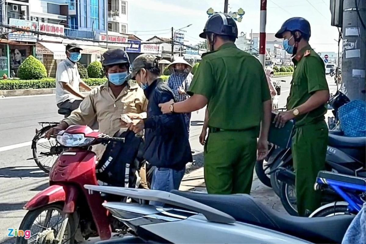 Nam thanh niên biểu hiện bất thường mang cục đất đến bán cho tiệm vàng Ảnh 1