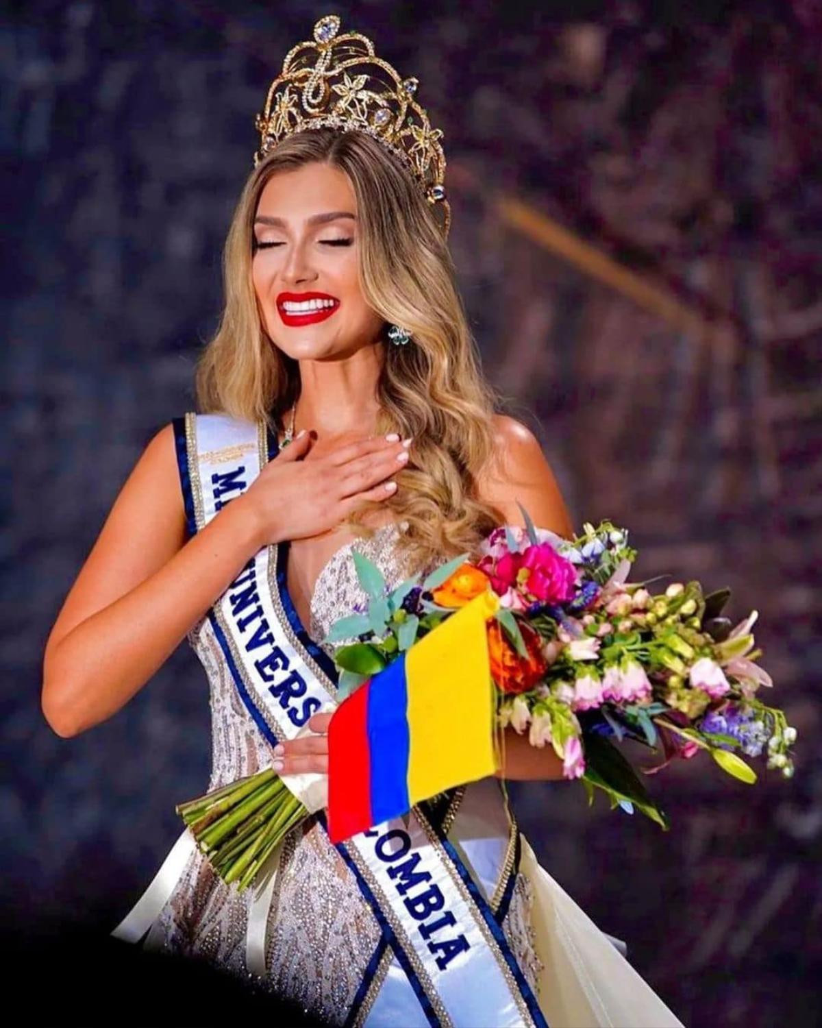 Vừa nhận sash, đại diện Colombia bị tố copy váy của Miss Universe Philippines: Ai đạo nhái của ai? Ảnh 1