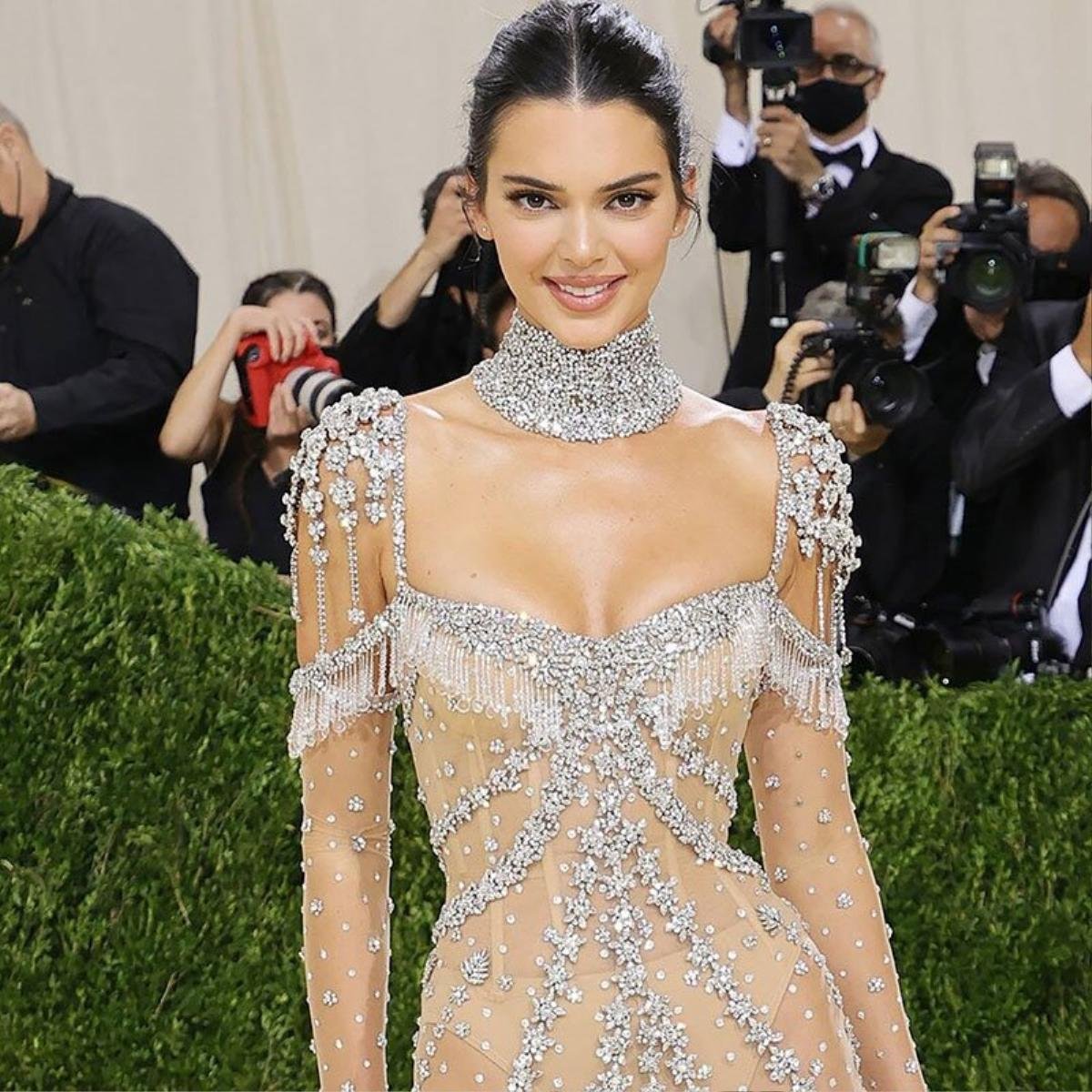 Học cách phối đồ của đi đám cưới Kendall Jenner: Chanh sả, lả lơi kiểu nào cũng 'chiến' Ảnh 2