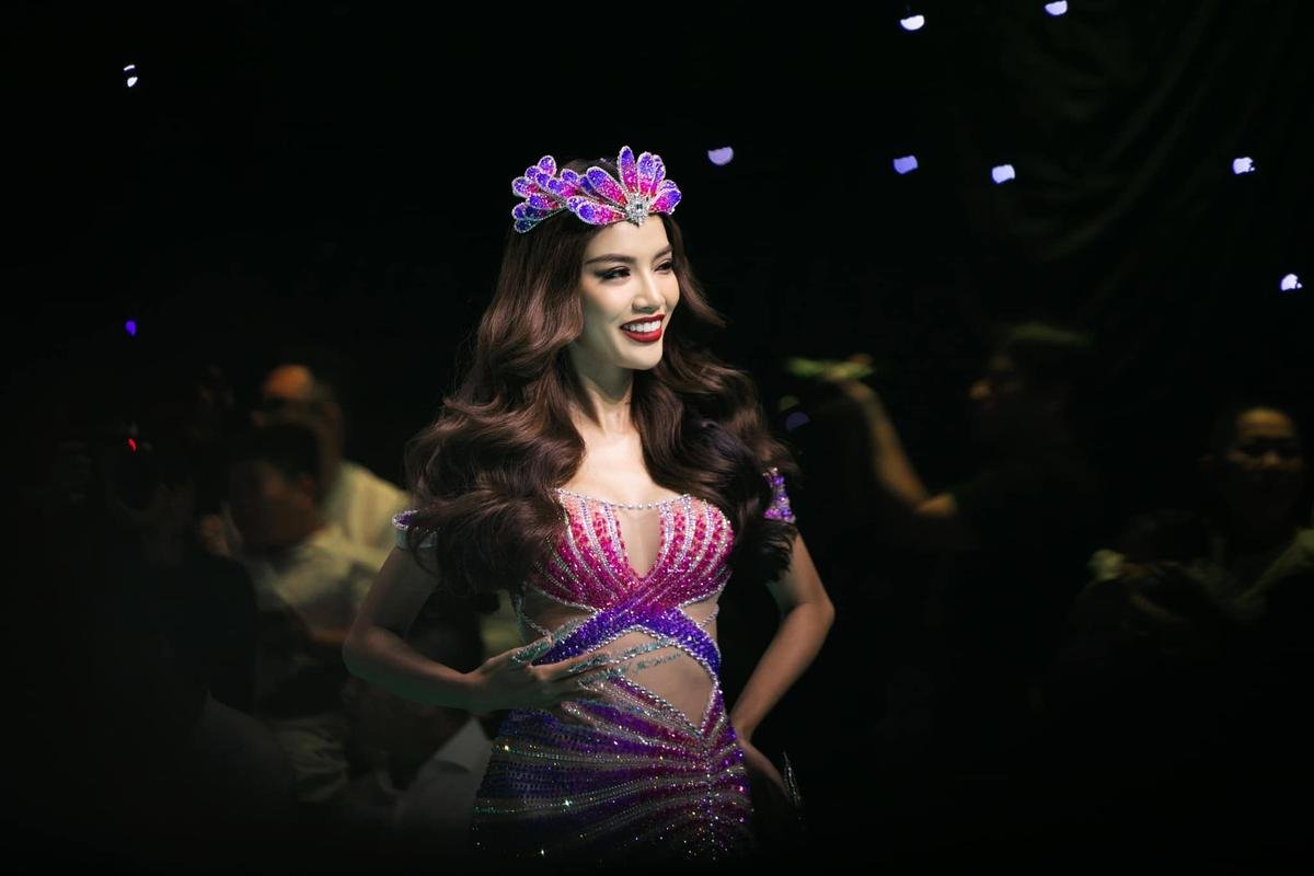 Chiến thần Miss Universe VN đổ bộ sàn catwalk: Hoàng Phương 'keo lỳ', Thanh Khoa sang - xịn - mịn Ảnh 3