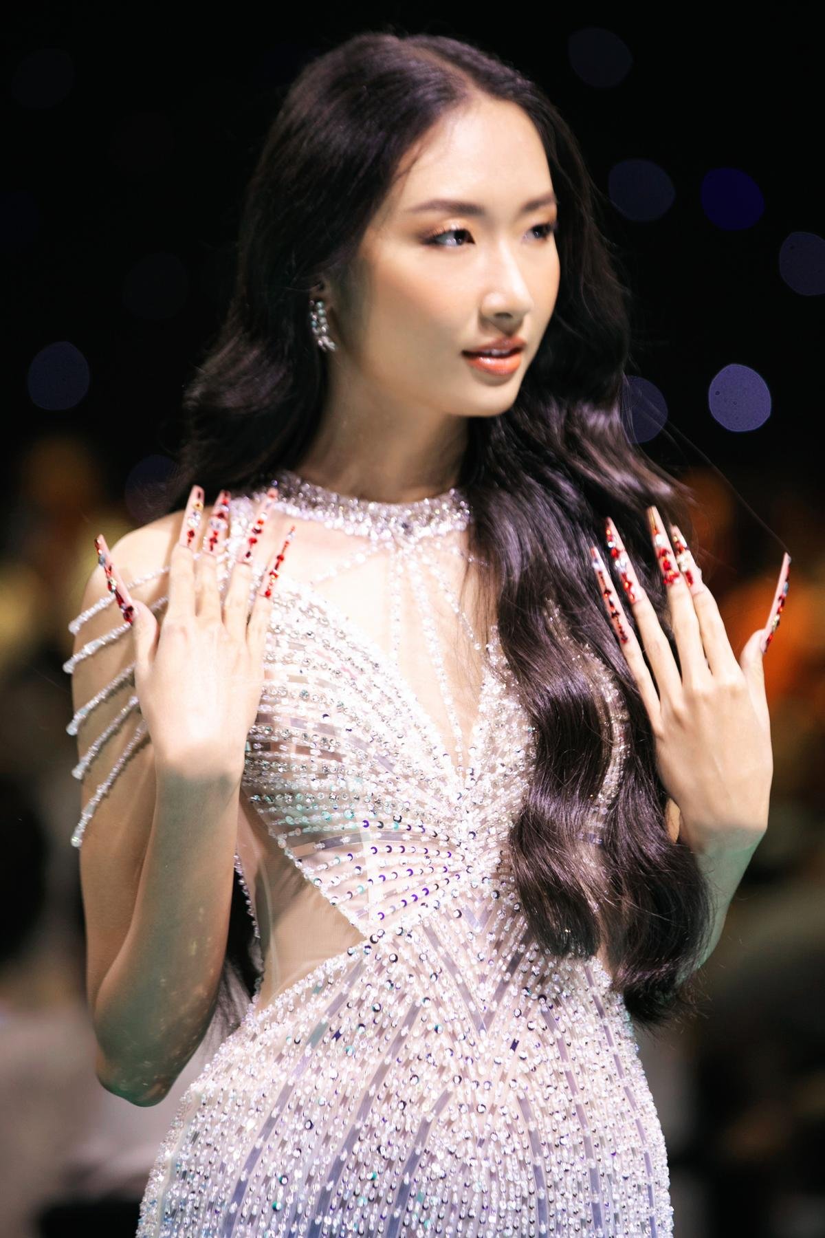 Chiến thần Miss Universe VN đổ bộ sàn catwalk: Hoàng Phương 'keo lỳ', Thanh Khoa sang - xịn - mịn Ảnh 7