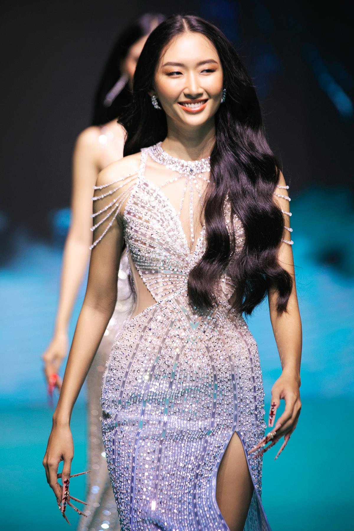 Chiến thần Miss Universe VN đổ bộ sàn catwalk: Hoàng Phương 'keo lỳ', Thanh Khoa sang - xịn - mịn Ảnh 8