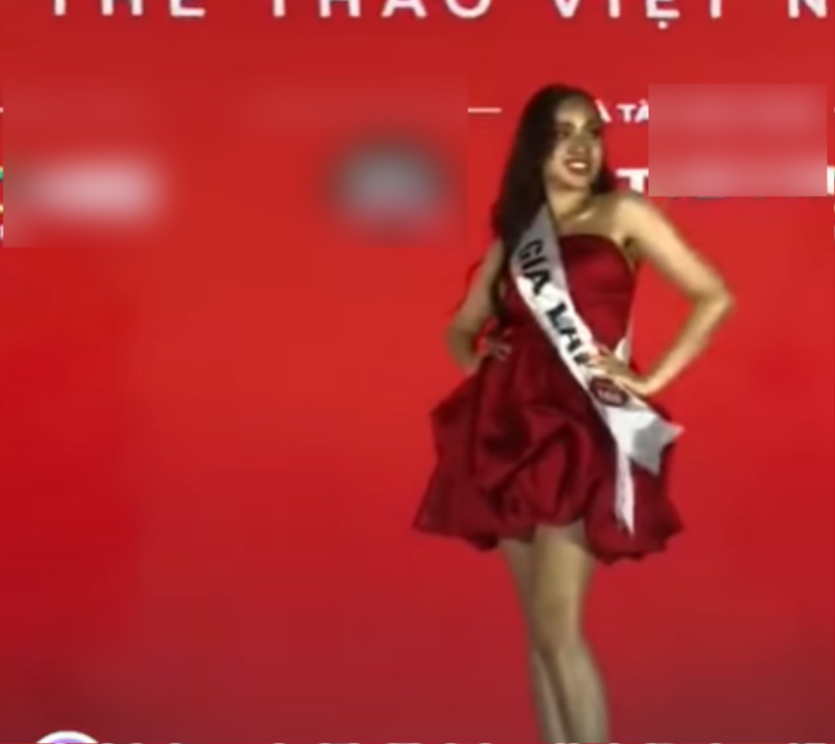 'Hotgirl trứng rán' suýt té khi catwalk, fan đặt nghi vấn khả năng vào chung kết hoa hậu Ảnh 2