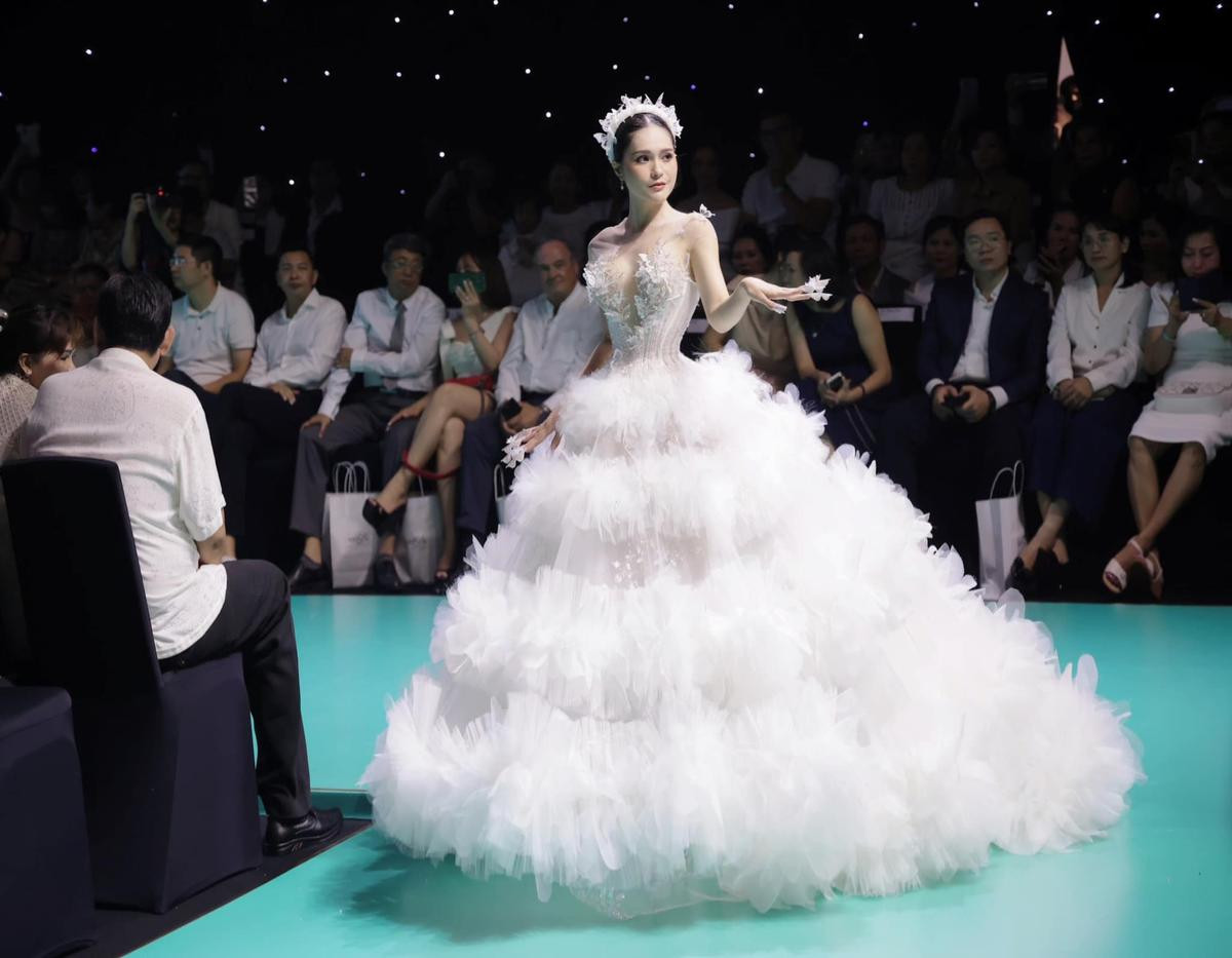 Đại gia Đoàn Di Băng làm first-face dù 'dân chuyên', catwalk cũng chẳng kém ai Ảnh 3