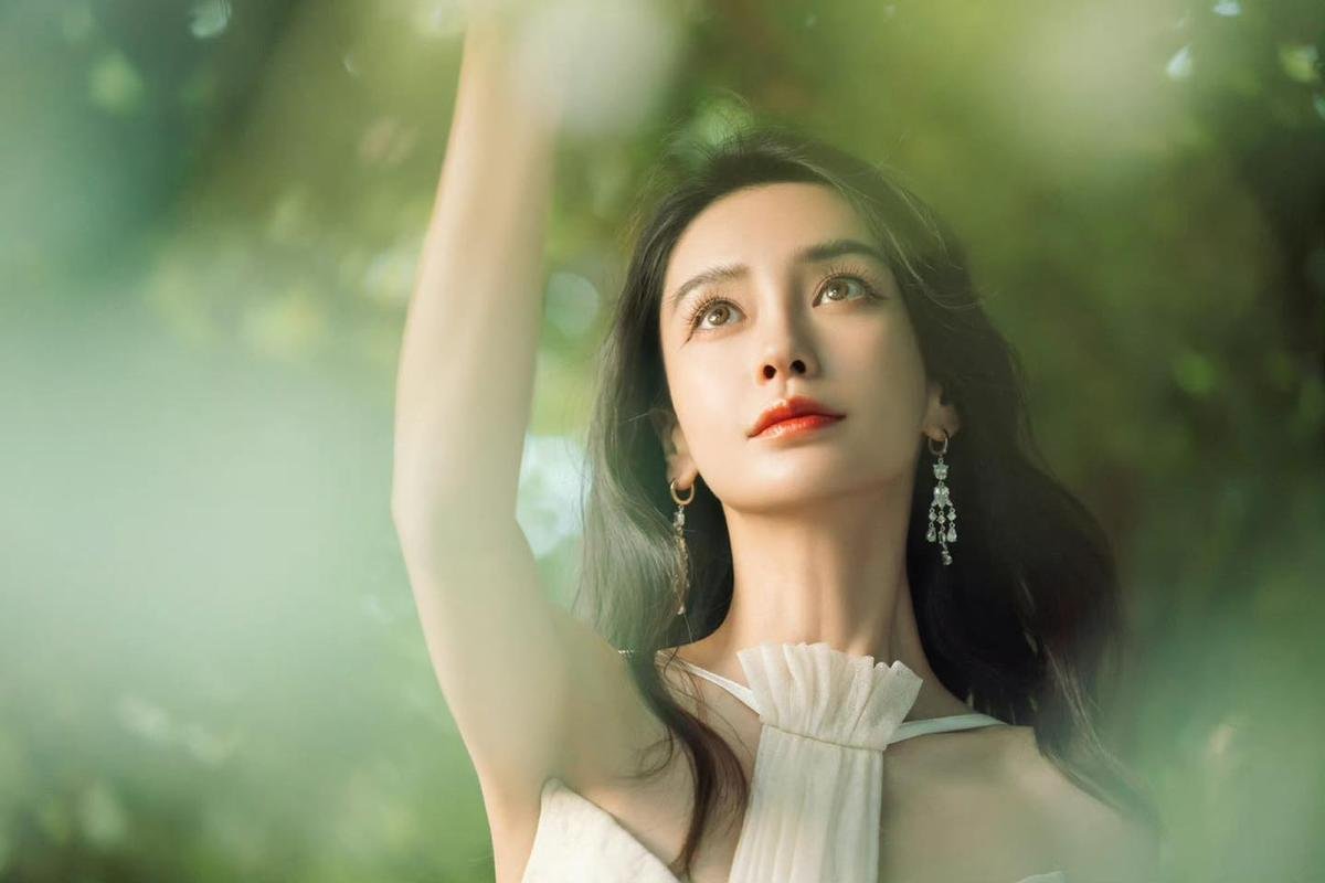 Angelababy chứng minh đẳng cấp nhan sắc khi để mặt mộc ăn đứt Bạch Lộc, Triệu Lộ Tư Ảnh 1