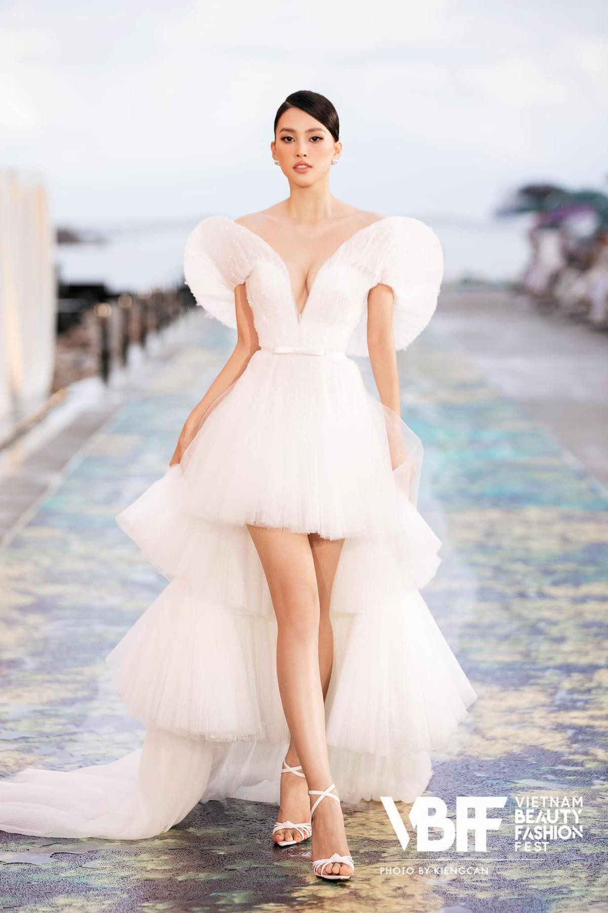 Tiểu Vy, Phương Anh lướt nhẹ như nhung trên sàn runway, lấn át dàn thí sinh Miss World Vietnam 2022 Ảnh 1