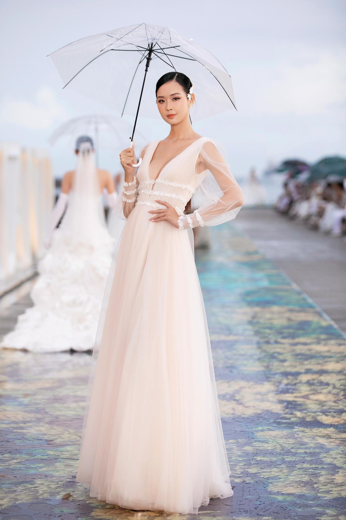 Tiểu Vy, Phương Anh lướt nhẹ như nhung trên sàn runway, lấn át dàn thí sinh Miss World Vietnam 2022 Ảnh 4