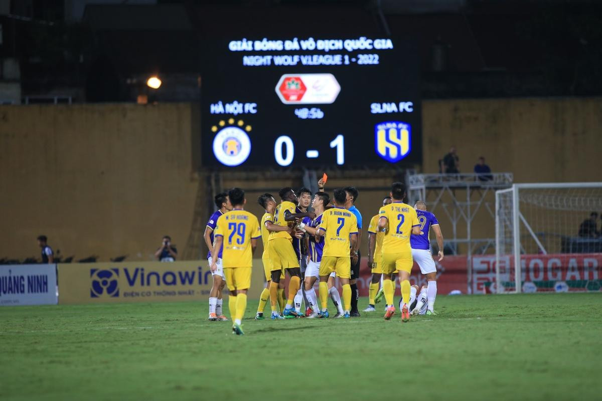 Cựu còi vàng V.League: Thẻ đỏ cho cầu thủ SLNA trước Hà Nội FC không thuyết phục Ảnh 1