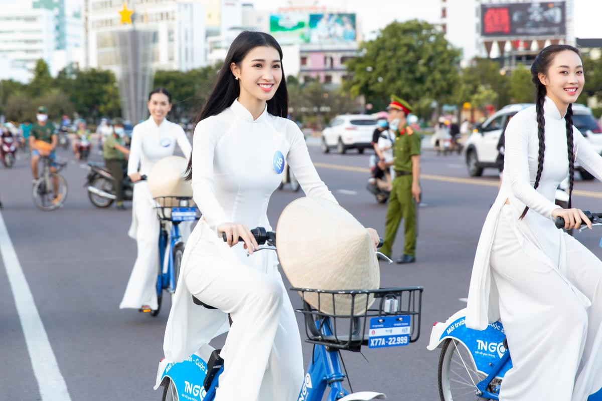 Nam Em tươi tắn diễu hành, đường đến vương miện Miss World Vietnam ngày càng gần? Ảnh 1