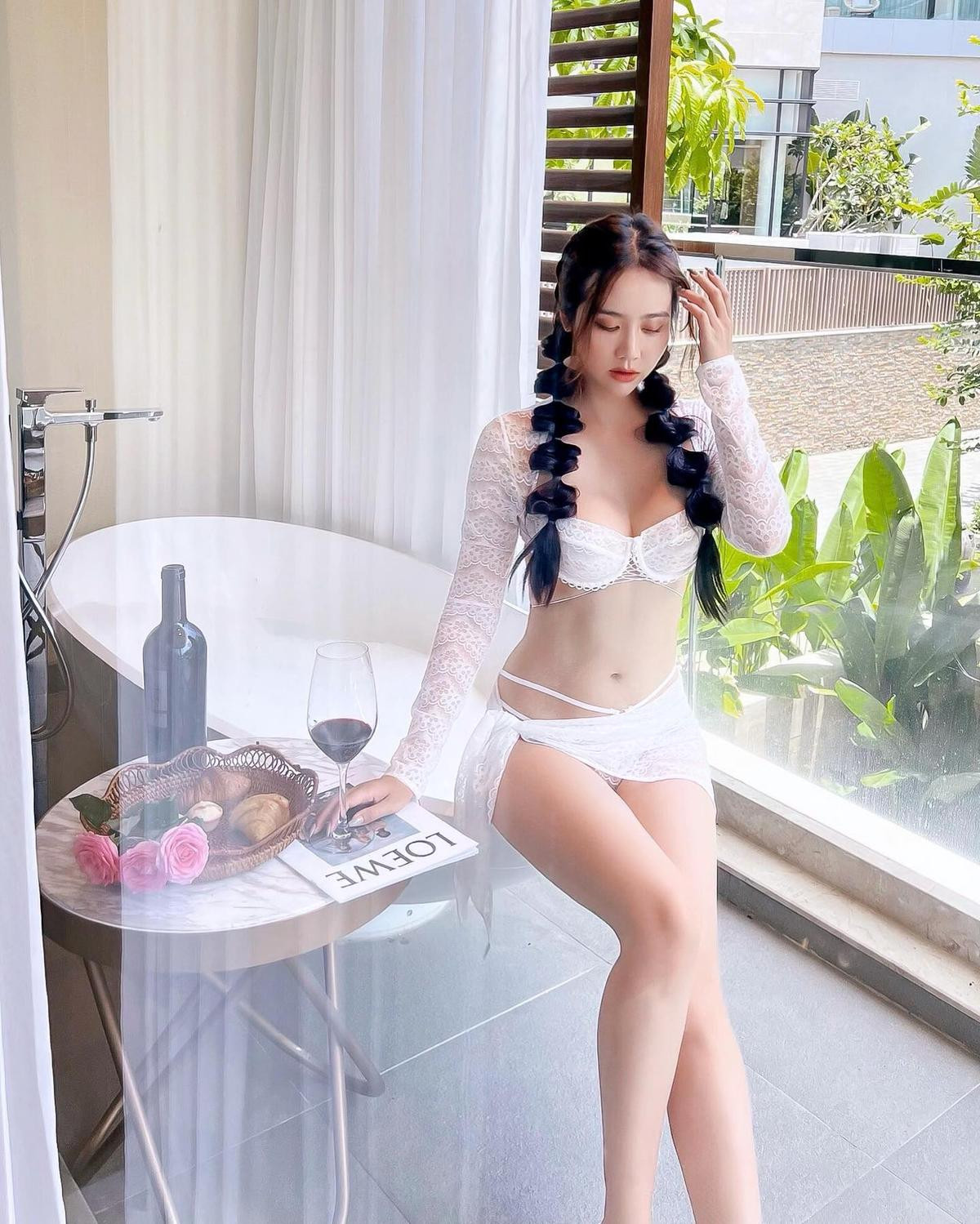 Mỹ nữ VTV khoe body bốc lửa với bikini, Phương Oanh và Huyền Lizzie 'bất phân thắng bại' Ảnh 1