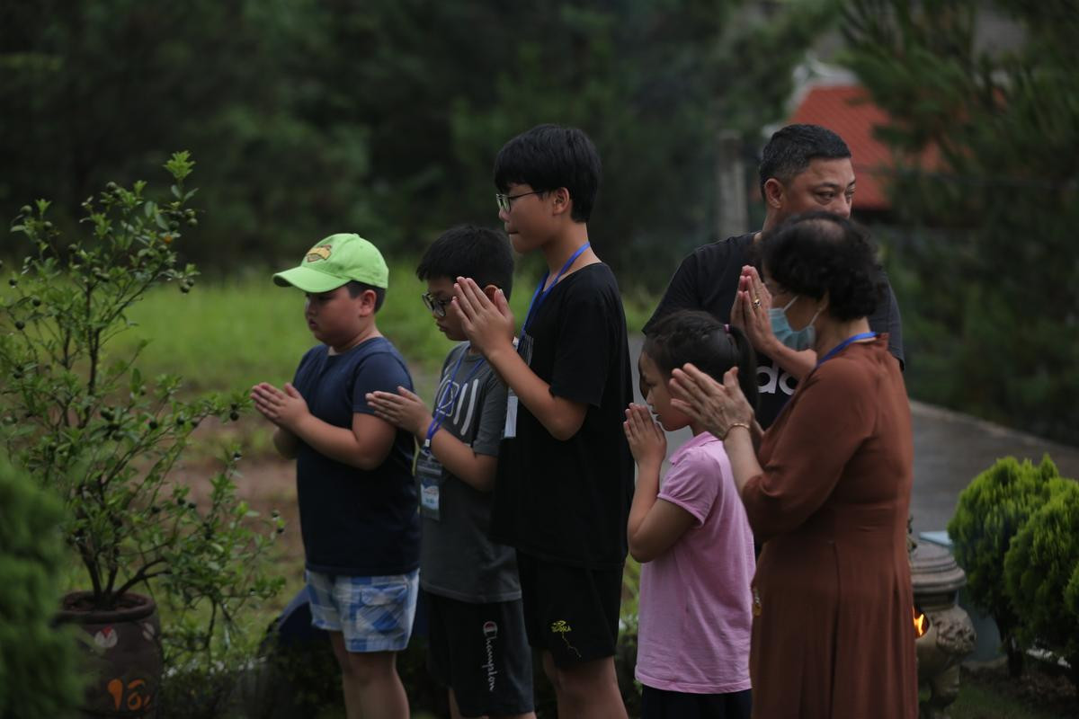 Xúc động nghi thức 'bông hồng cài áo' trong lễ Vu Lan báo hiếu Ảnh 4