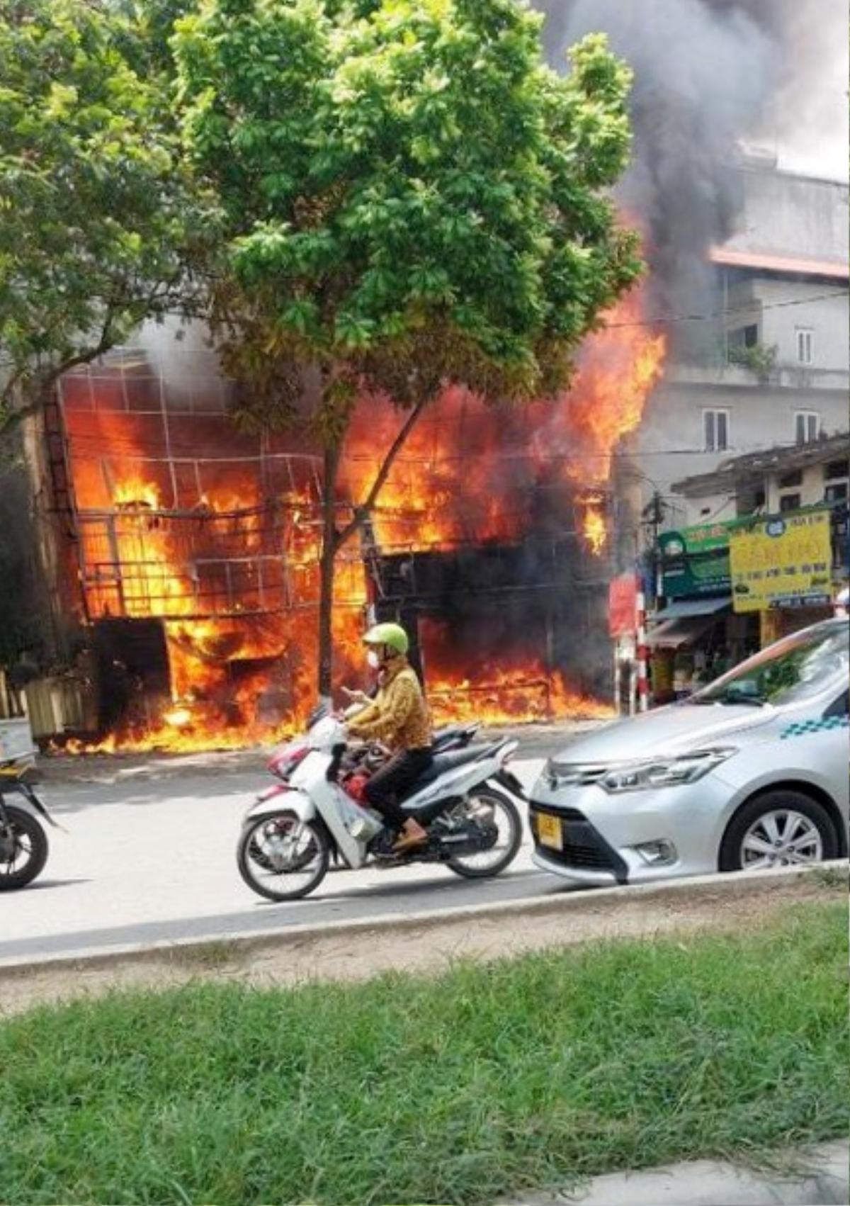 Hà Nội: Cháy cực lớn tại căn nhà trên phố Hồ Tùng Mậu Ảnh 2